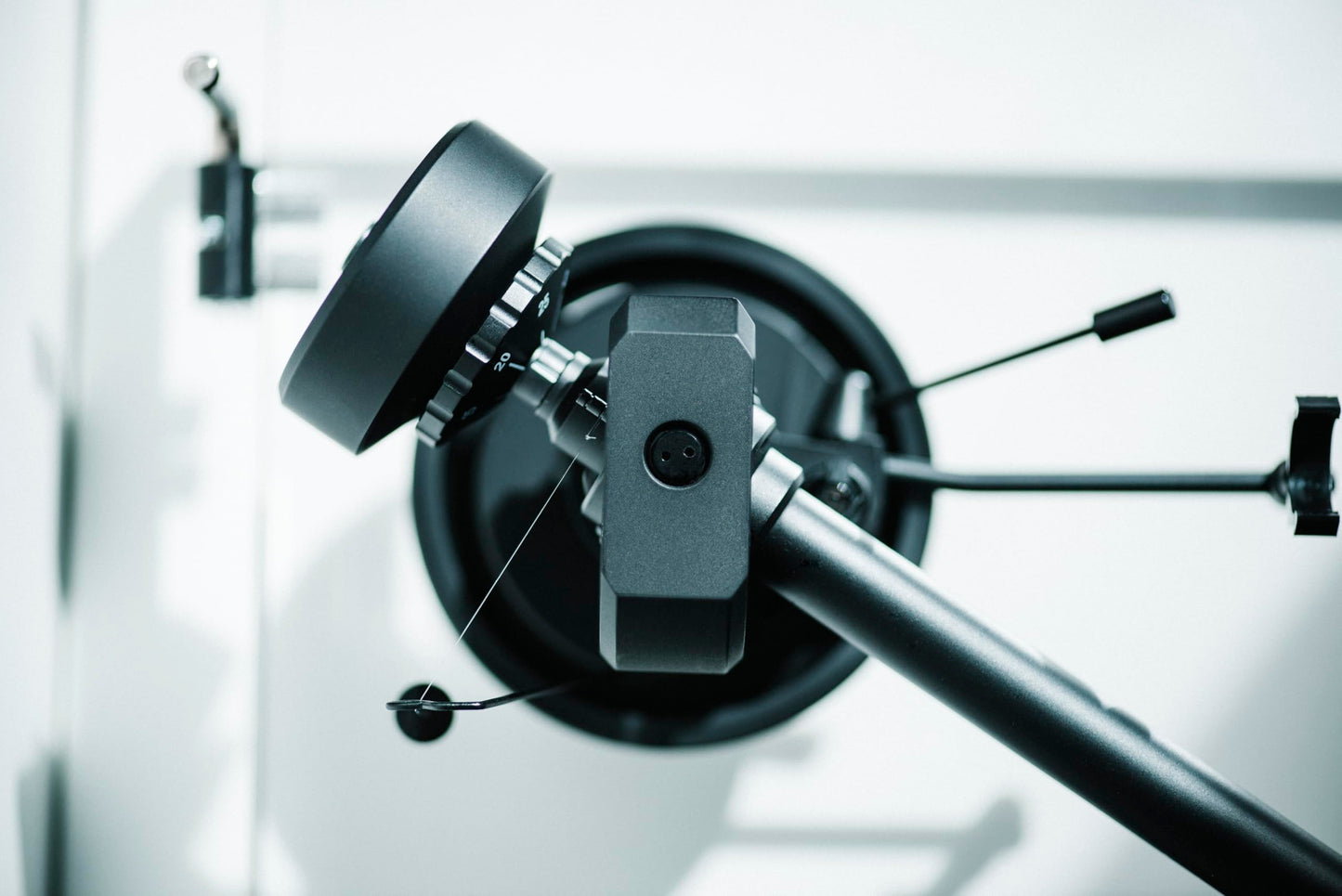 Pro-Ject XA B, Tocadiscos Acrílico Verdaderamente Balanceado con Sonido de Alta Gama, Brazo de Tono de Aluminio Premium de 10", Pick it Pro Balanced, Fabricado en Europa