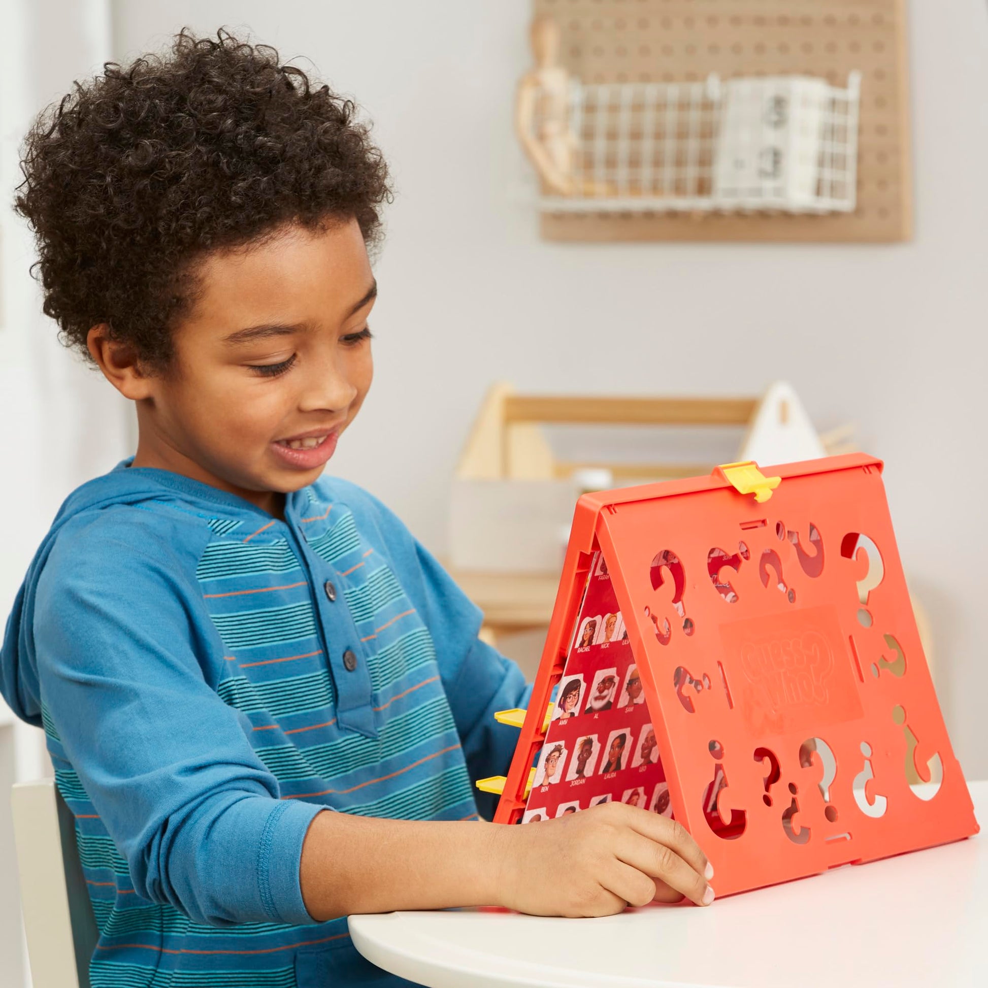 Hasbro Gaming Guess Who? Marco Original fácil de Cargar, Hoja de Personajes de Doble Cara, Juegos de Mesa para 2 Jugadores para niños, Juegos de adivinar para familias, a Partir de 6 años