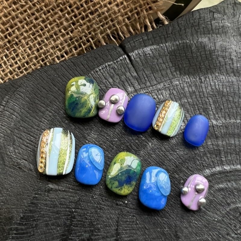 Fine Point Juego de uñas postizas hechas a mano, diseño cuadrado corto, espiral verde aura azul cobalto, detalle de tachuelas 3D, diseño artístico novedoso, bailarina estrella del pop, coqueta cósmica