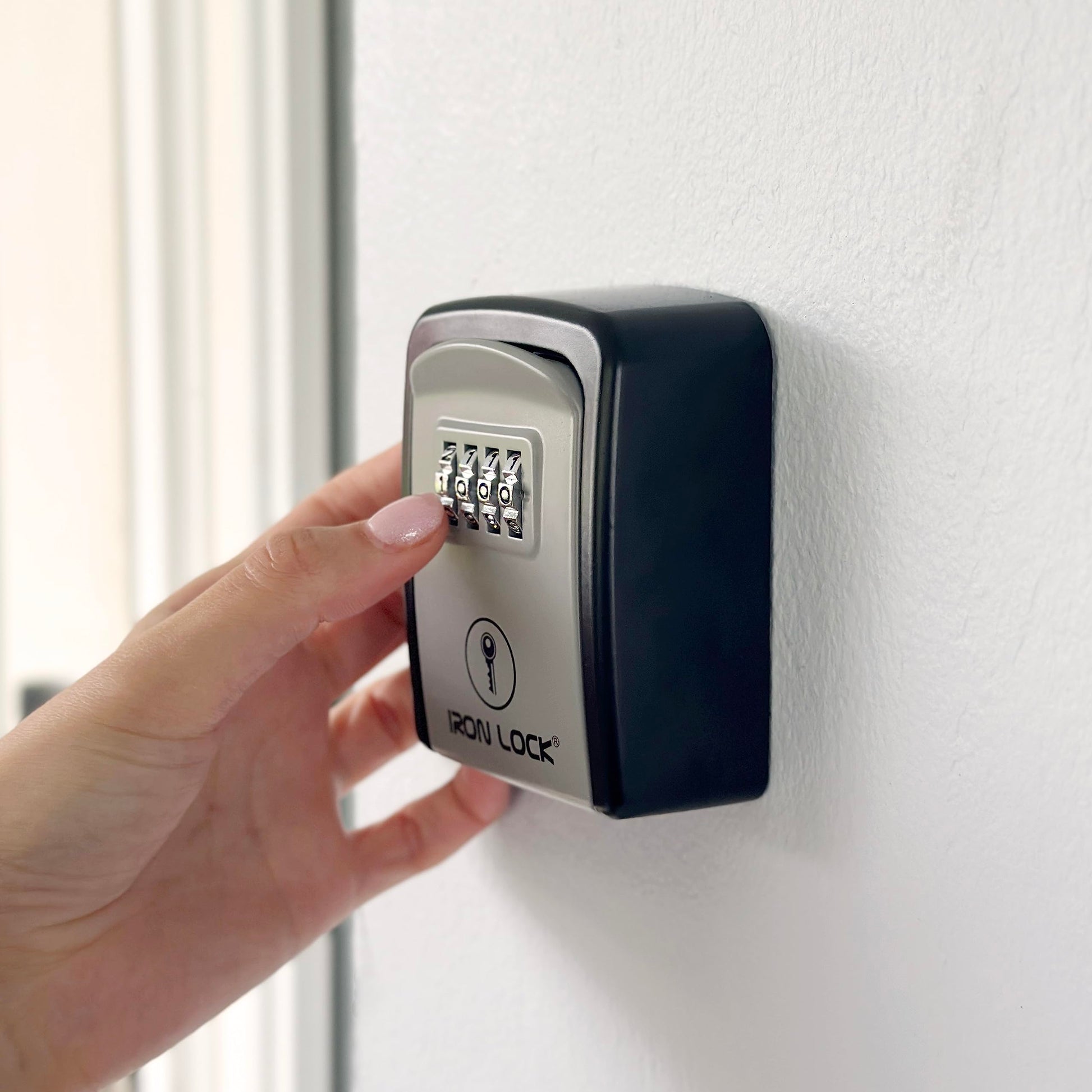 Iron Lock® - Caja de bloqueo para llave de pared con combinación de 4 dígitos, código reiniciable, interruptor A B y capacidad de 5 llaves, caja de seguridad impermeable para interiores y exteriores