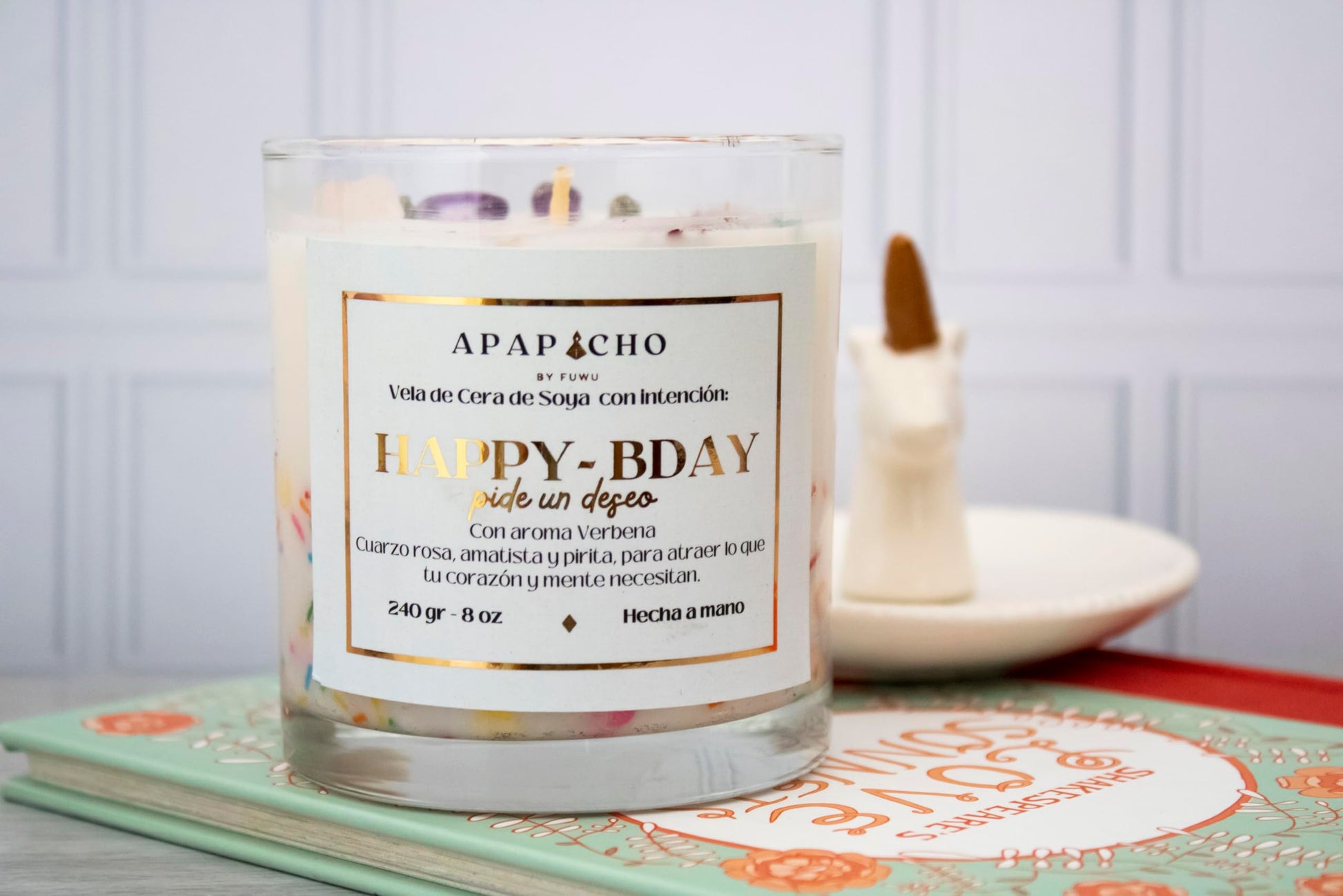 Fuwu, velas aromaticas relajantes Happy Birthday de cera de soya con cuarzos naturales, velas decorativas hechas a mano con hierbas de olor, aromatizantes para hogar, regalos de cumpleaños (Verbena)