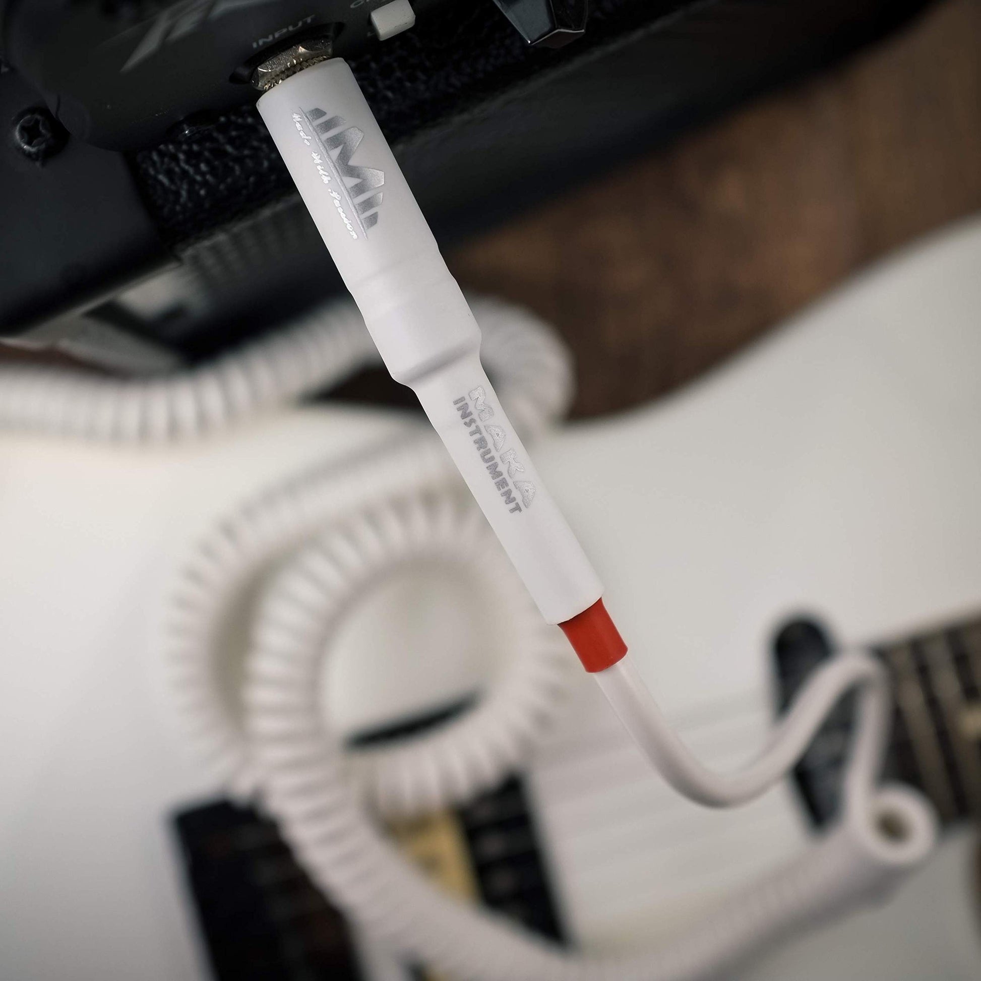 M MAKA - Cable de bobina de guitarra premium de 20 pies, cuerda rizada en espiral para guitarra, bajo de 1/4 pulgadas, ángulo recto a recto, color blanco