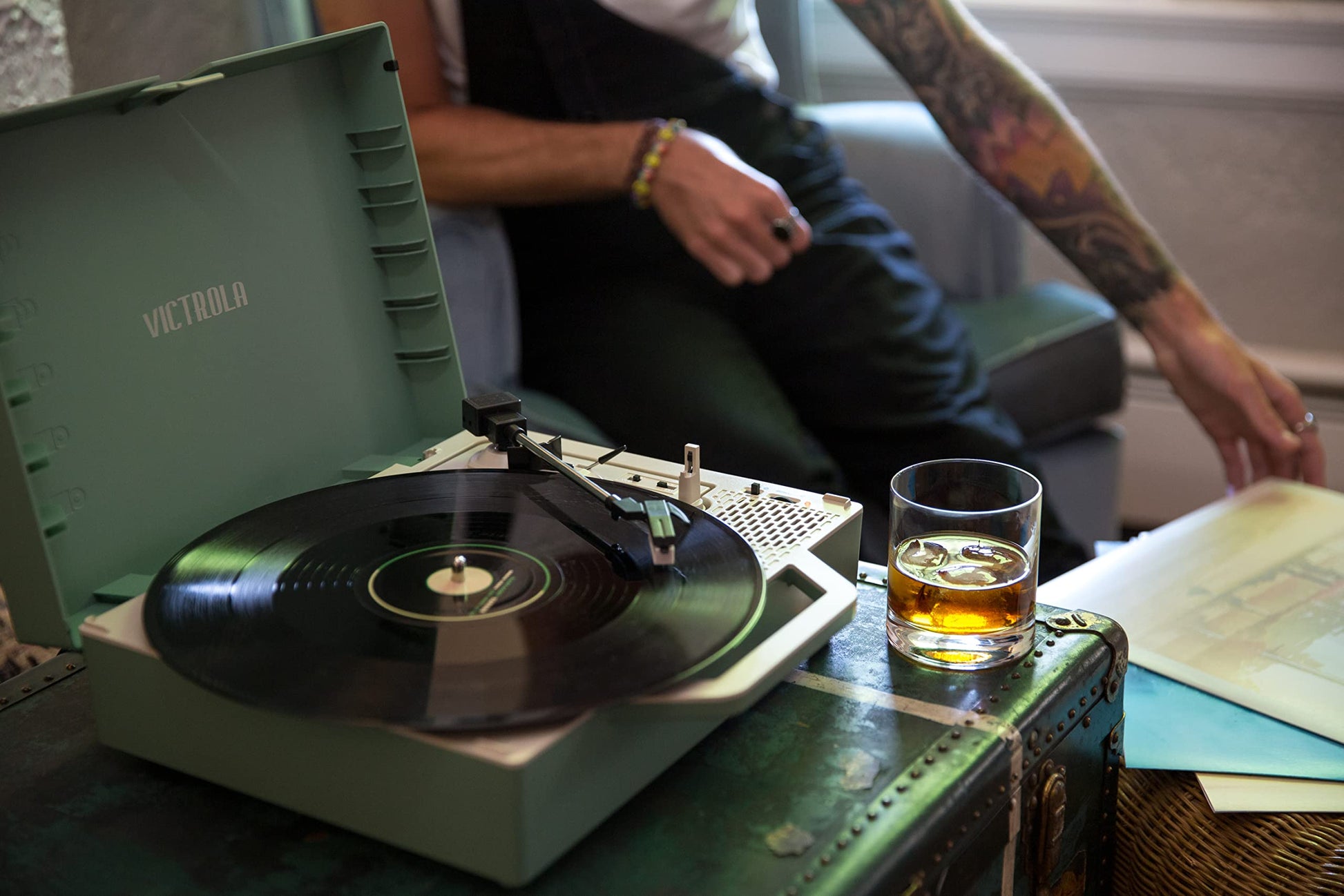 Tocadiscos Portátil Victrola Basil Green Bluetooth Sostenible con Radio de Graves y Toma de Auriculares