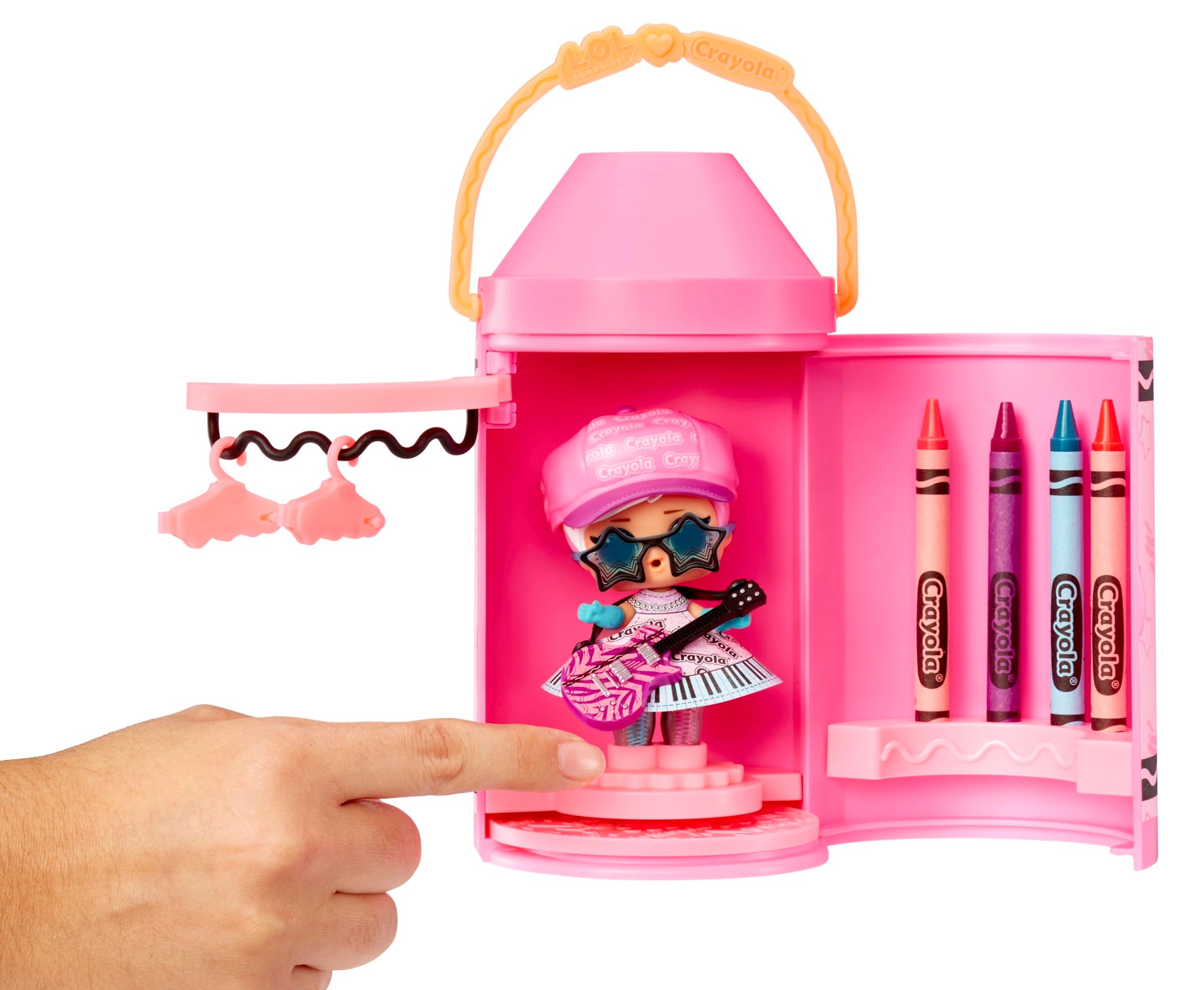 L.O.L. Surprise! Loves CRAYOLA - Colour Me Studio con Muñeca Coleccionable - Más de 30 Sorpresas incluyendo Muñeca, Vestidos de Papel y 4 Crayones - Packaging capsula de crayón - Edad: 3+ años