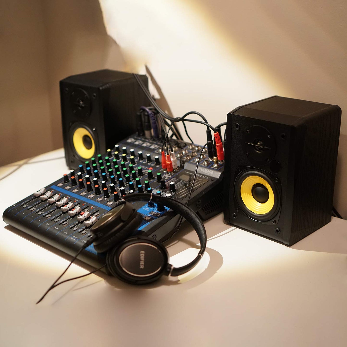 Edifier R1010BT Altavoces Activos de estantería Bluetooth de 4 Pulgadas - Altavoces 2.0 para Ordenador - Altavoces Monitor de Estudio Activos - Color Negro
