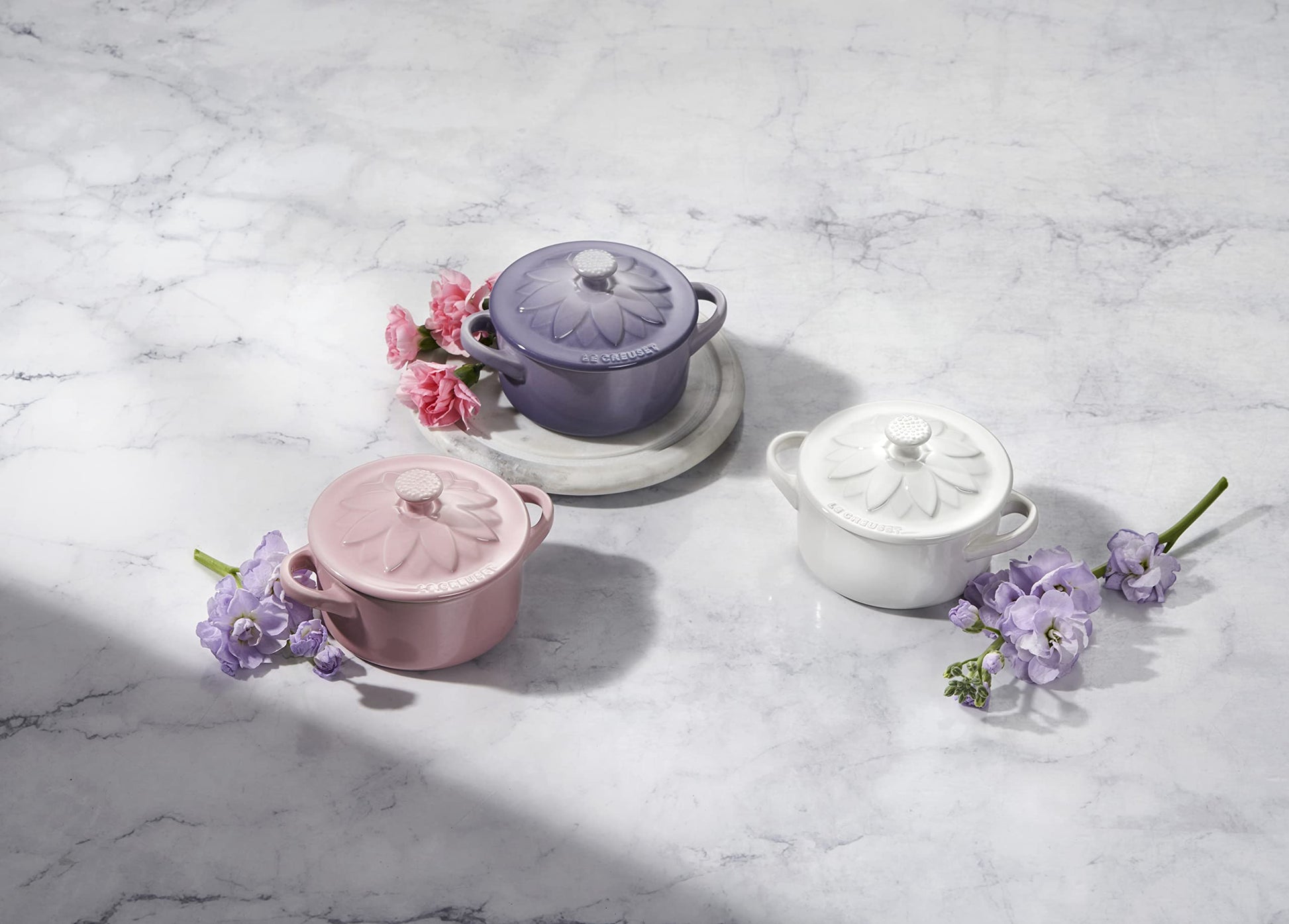 Le Creuset - Cocotte redondo de gres con tapa de flores, 8 onzas, color blanco