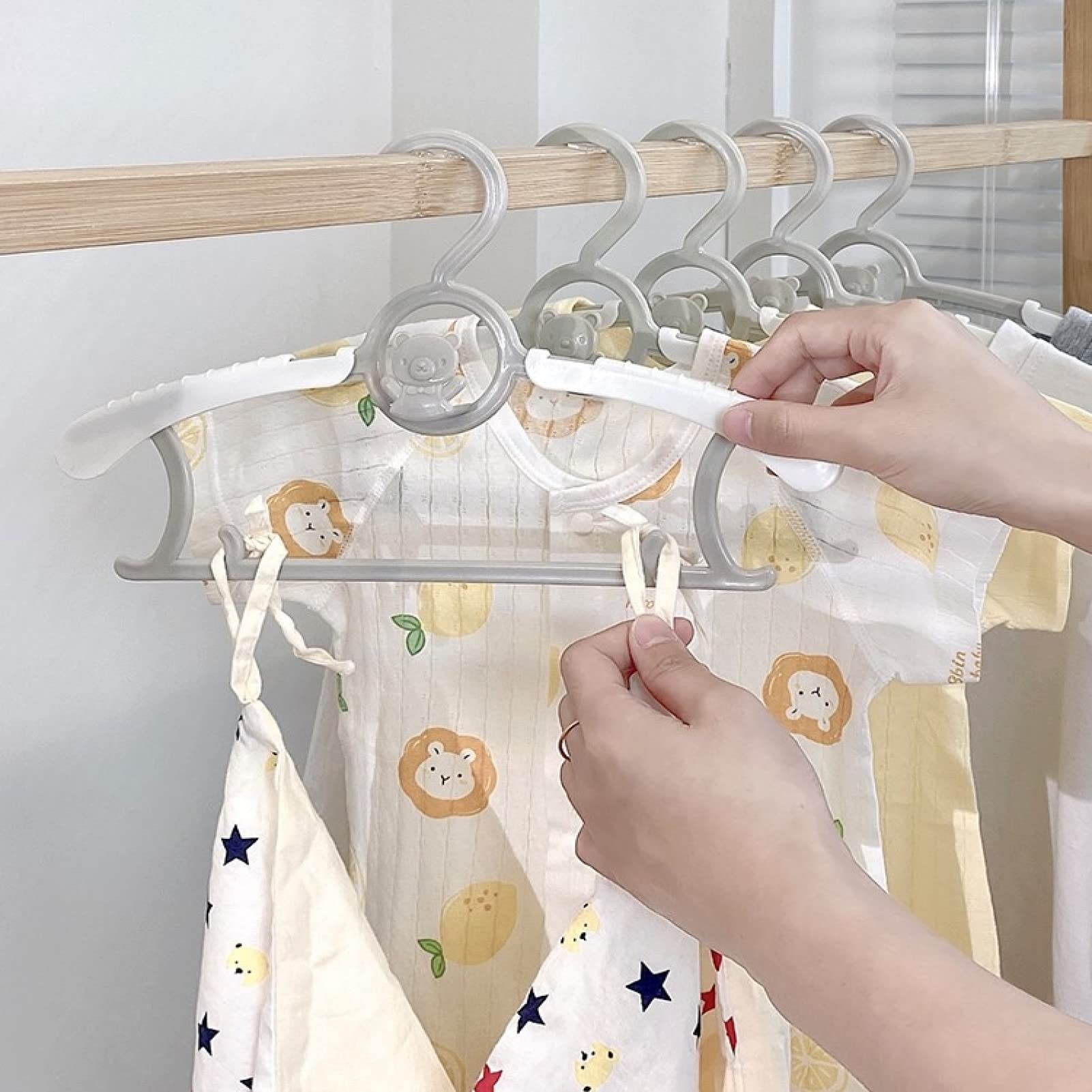 HGYZE - Perchas de clóset para bebé, Ultra Delgadas, Antideslizantes y Extensibles, para Ropa de recién Nacido, 20 Piezas de Regalo Gris, Percha de Ropa Ajustable para niños y niñas