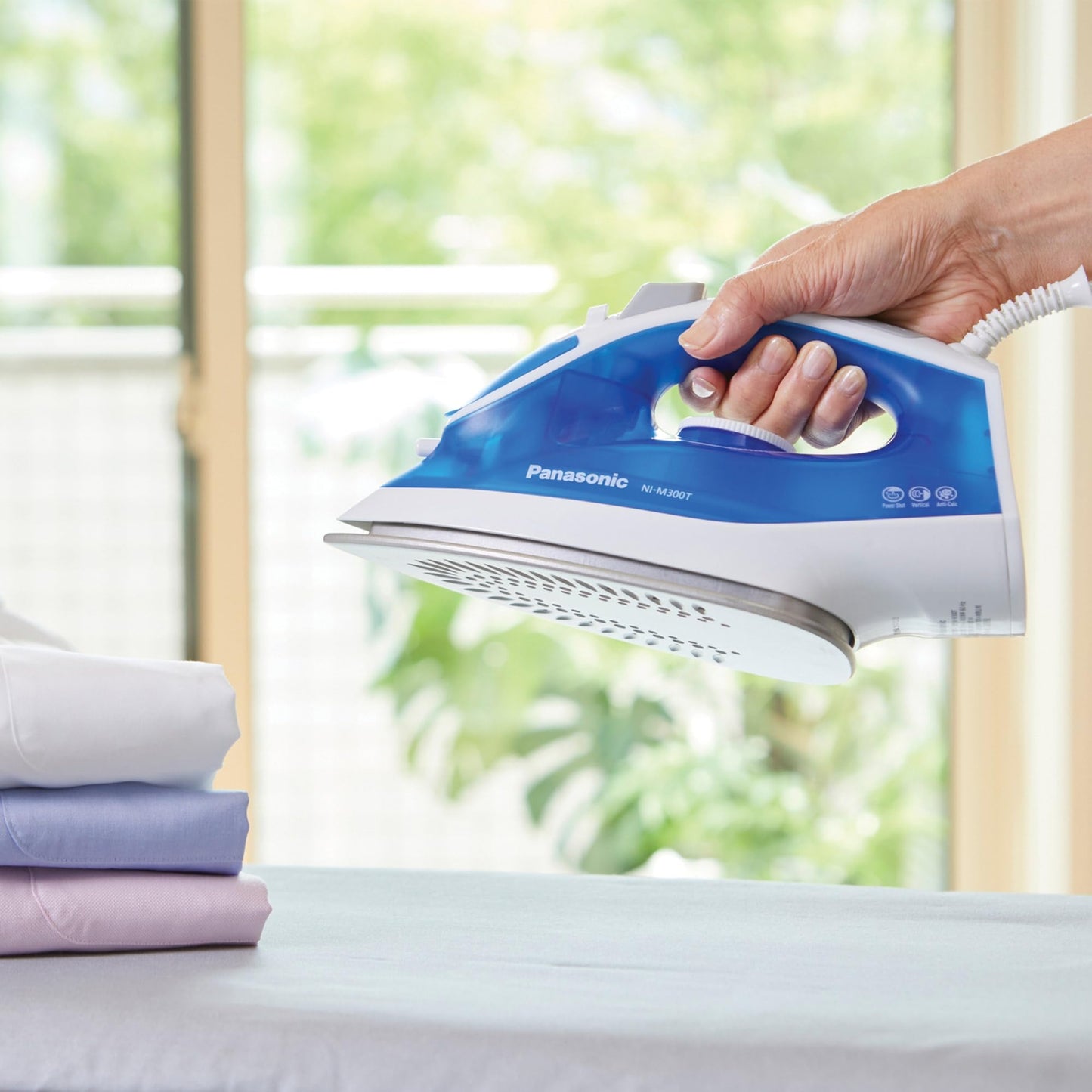 Plancha Vertical a Vapor Panasonic Azul Blanco con Revestimiento de Titanio Avanzado