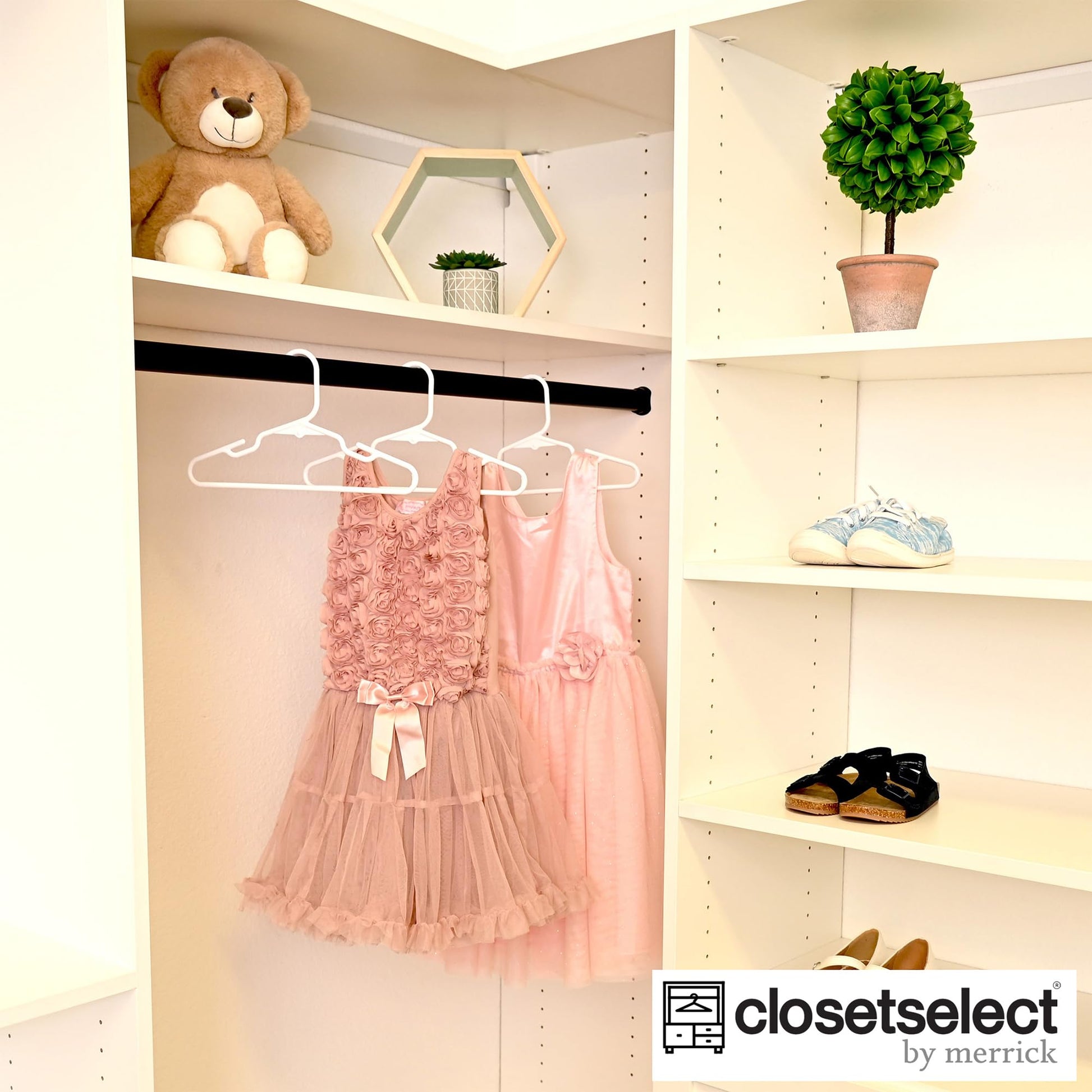 Closetselect - Paquete de 30 perchas de plástico para niños, de 11.75 pulgadas, para clóset, perchas de bebé para ropa de niños, tallas 0 a 8, perchas antideslizantes para bebés con ranuras para los