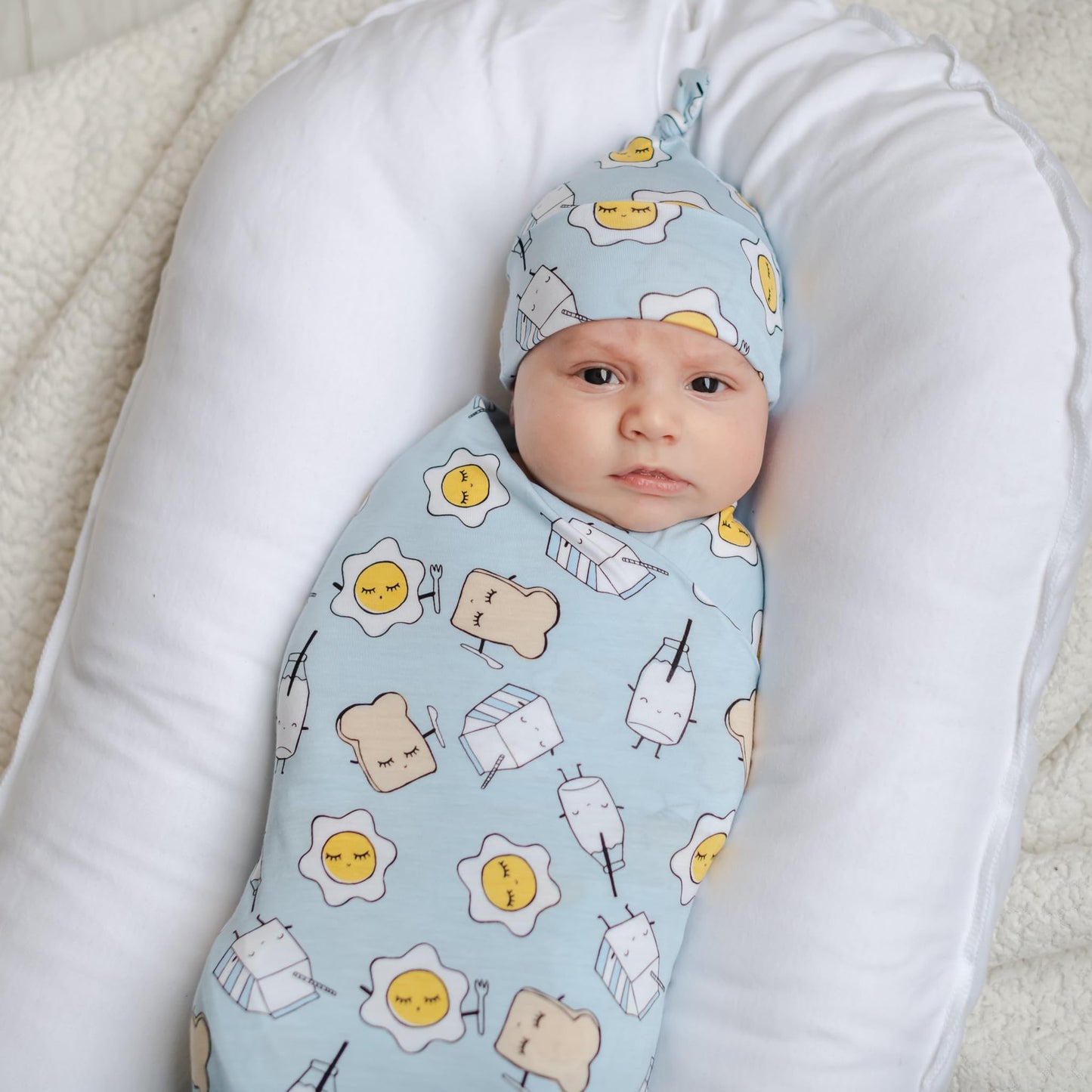 Little Sleepies - Juego de manta para envolver y sombrero, para bebés recién nacidos, viscosa suave de bambú (amigos de desayuno azules)
