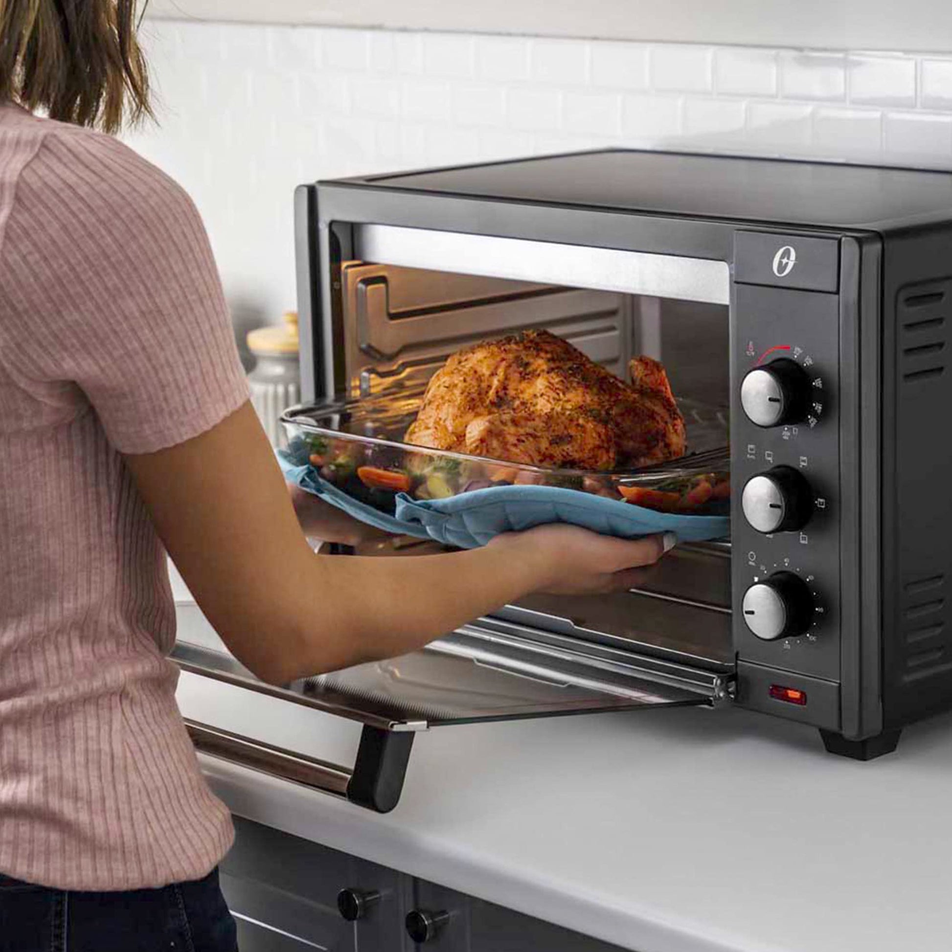 Horno tostadora Oster® de 45 litros con tecnología de convección TSSTTV0045