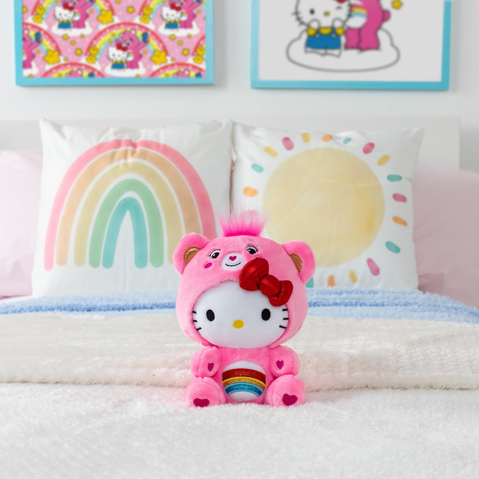Care Bears - Hello Kitty Vestida como Cheer Bear de 23 cm, Felpa, de tamaño Divertido, Suave y abrazable - Bueno para niñas y niños, empleados, coleccionistas, a Partir de 4 años