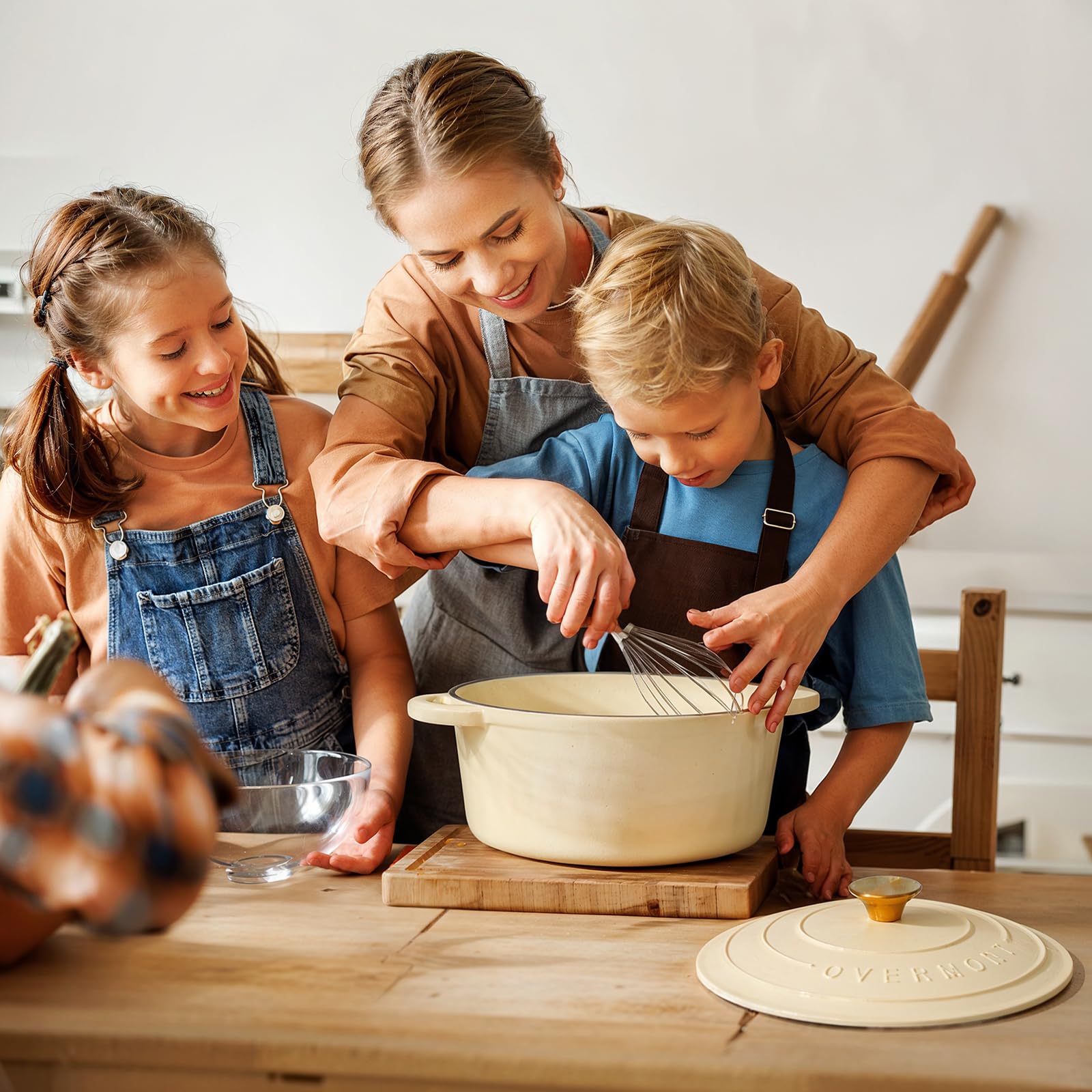 Overmont - Horno holandés de hierro fundido esmaltado, olla de 5.5 cuartos con tapa, libro de cocina y agarraderas de algodón, utensilios de cocina resistentes para estofar, guisos, asar, hornear pan