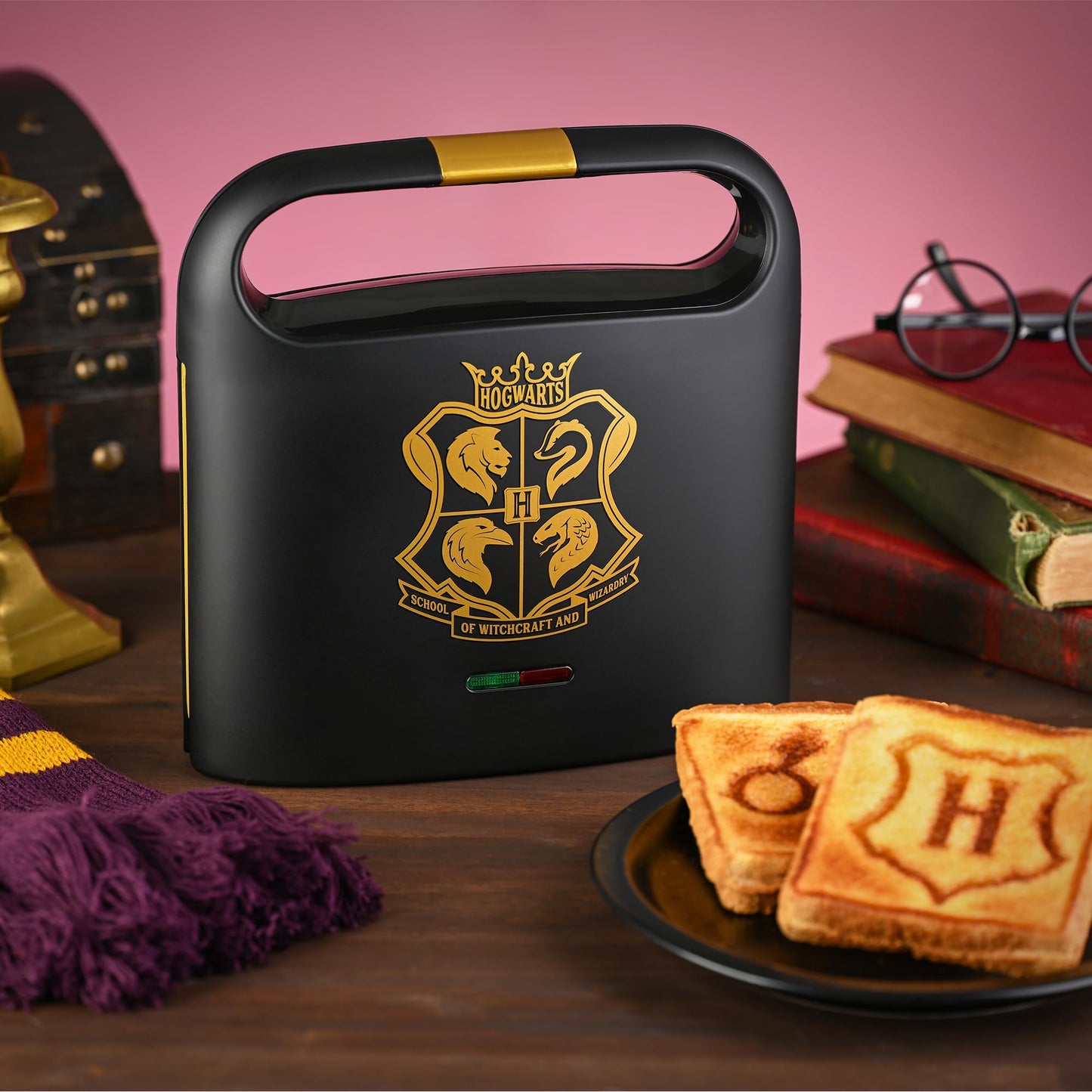 Sandwichera Dual Warner Brothers Negro Dorado con Imprints Hogwarts Crest y Vasos Harry Potter