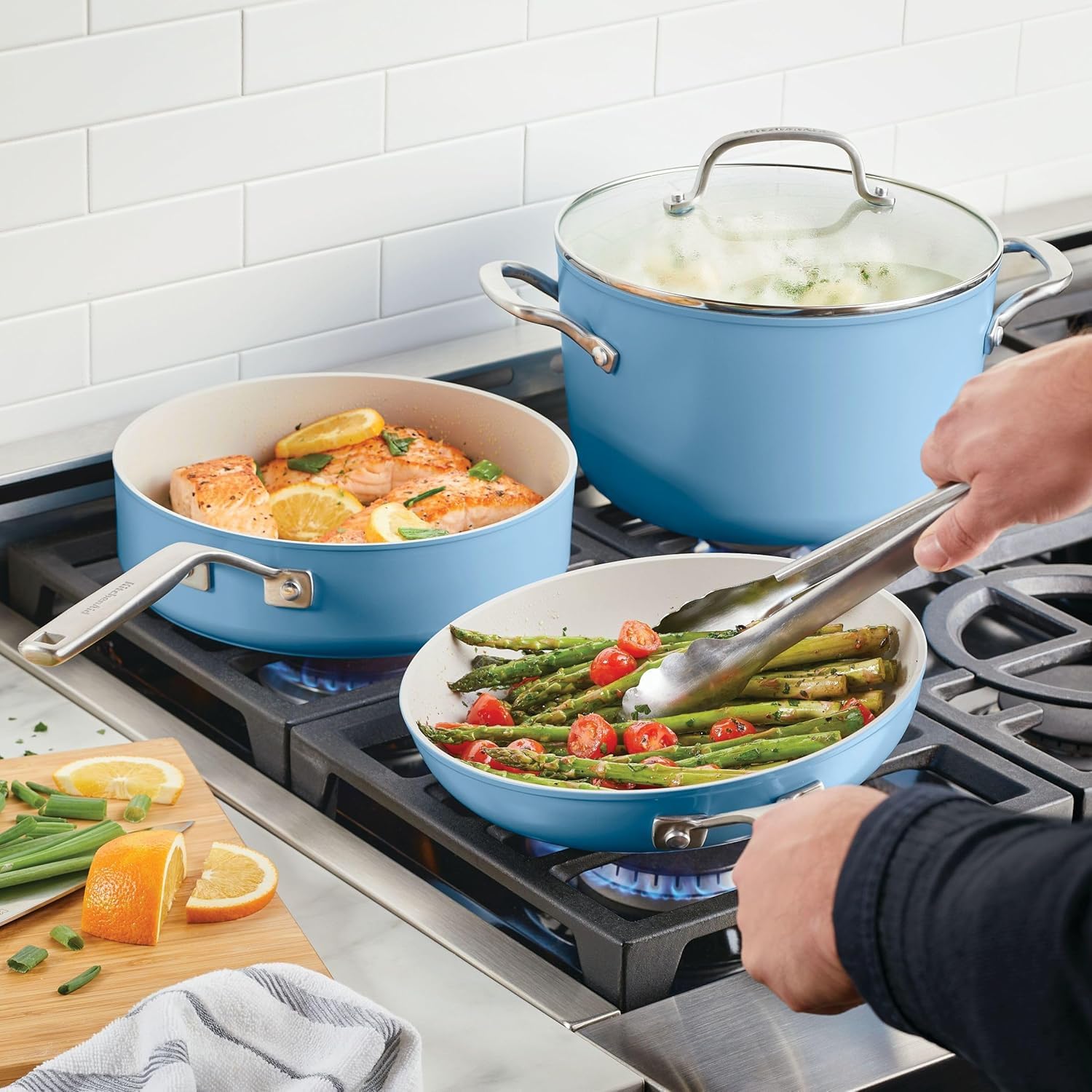 KitchenAid - Juego de utensilios de cocina antiadherentes de cerámica anodizada dura de 9 piezas, incluye sartenes, cacerola, olla de almacenamiento, calefacción duradera, uniforme, apta para horno
