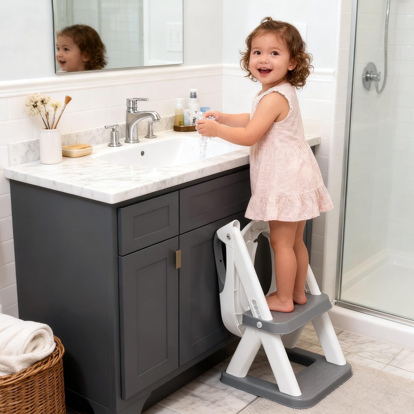 SKYROKU 8868 - Asiento de inodoro para niños pequeños y niñas, inodoro de entrenamiento 2 en 1, protector contra salpicaduras, taburete antideslizante, base estabilizada en forma de sector (gris)