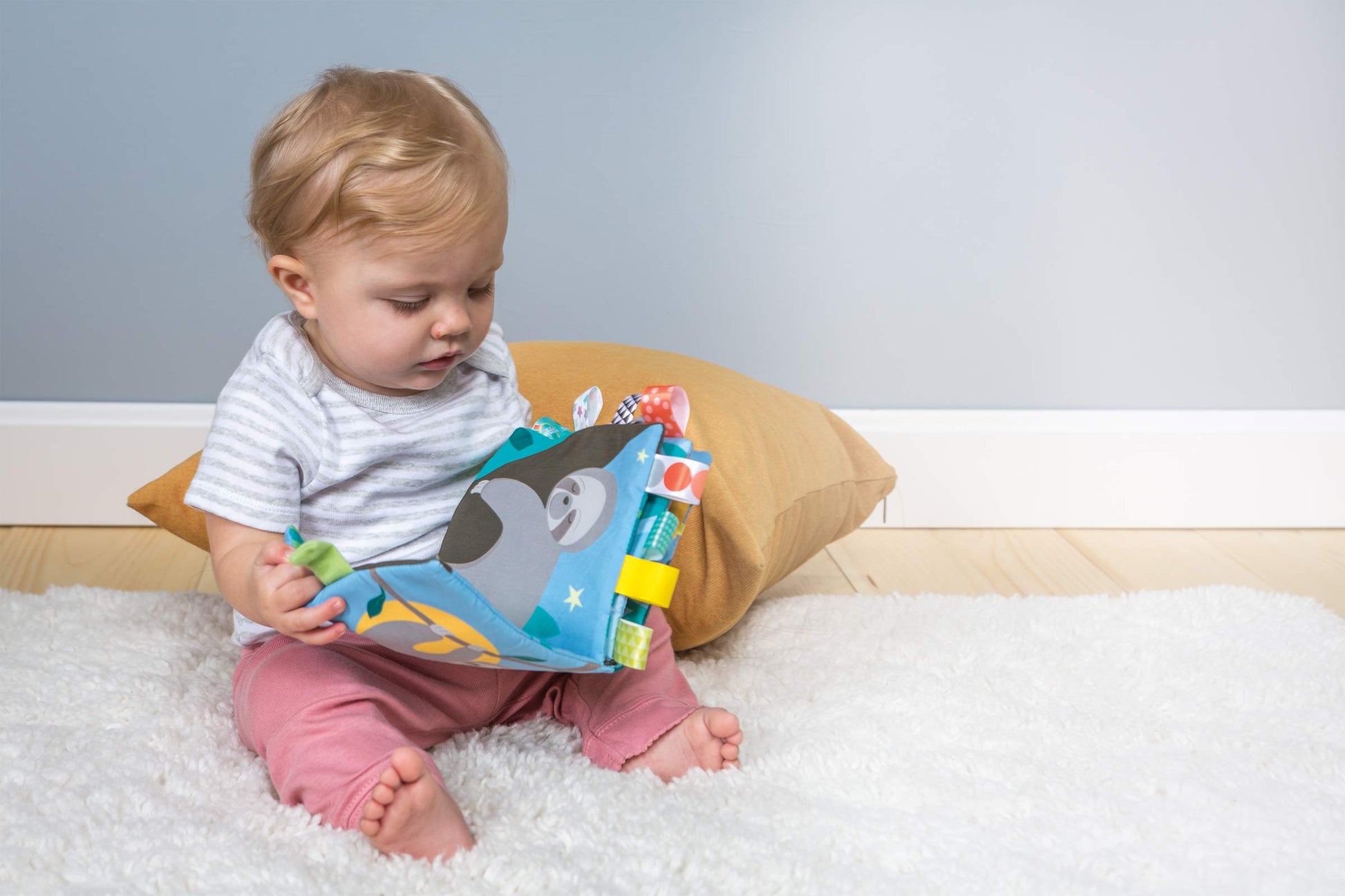 Libro de Tela Suave Taggies Touch & Feel Melaza Perezoso con Papel Arrugado y Chirriador