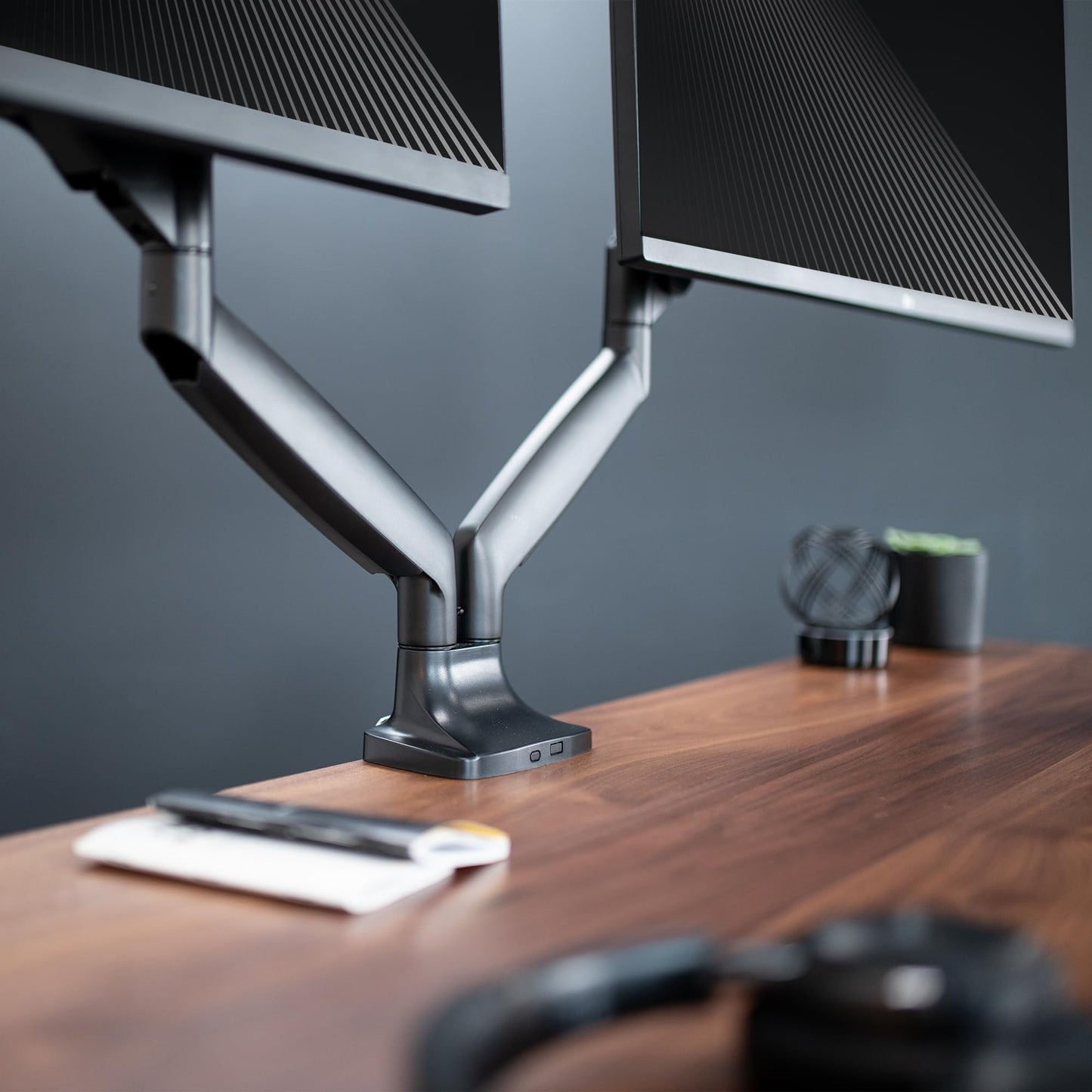 Brazo de Aluminio VIVO Negro para Monitores Ultra Anchos de hasta 35 Pulgadas con Altura Neumática y Montaje VESA 100 x 100