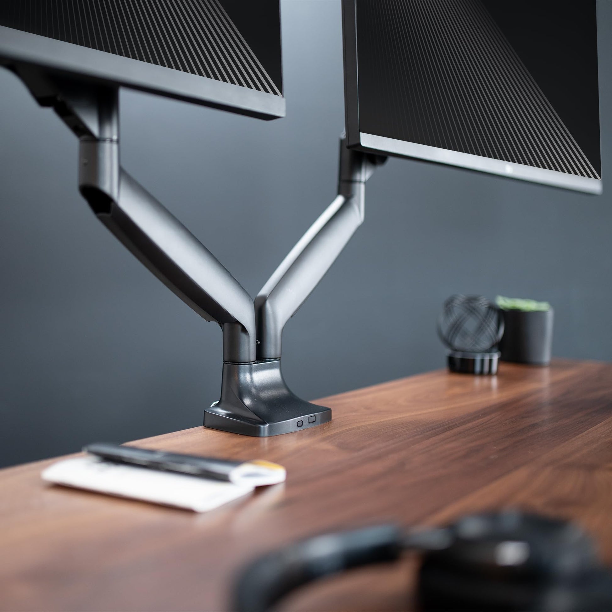 Brazo de Aluminio VIVO Negro para Monitores Ultra Anchos de hasta 35 Pulgadas con Altura Neumática y Montaje VESA 100 x 100