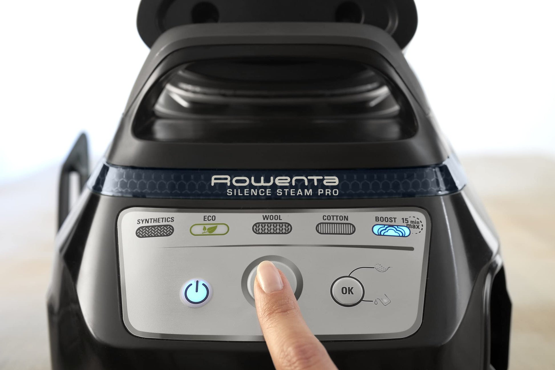 Plancha a Vapor Rowenta Silence Steam PRO Negra con Caldera Silenciosa y Tecnología Eco Intelligence