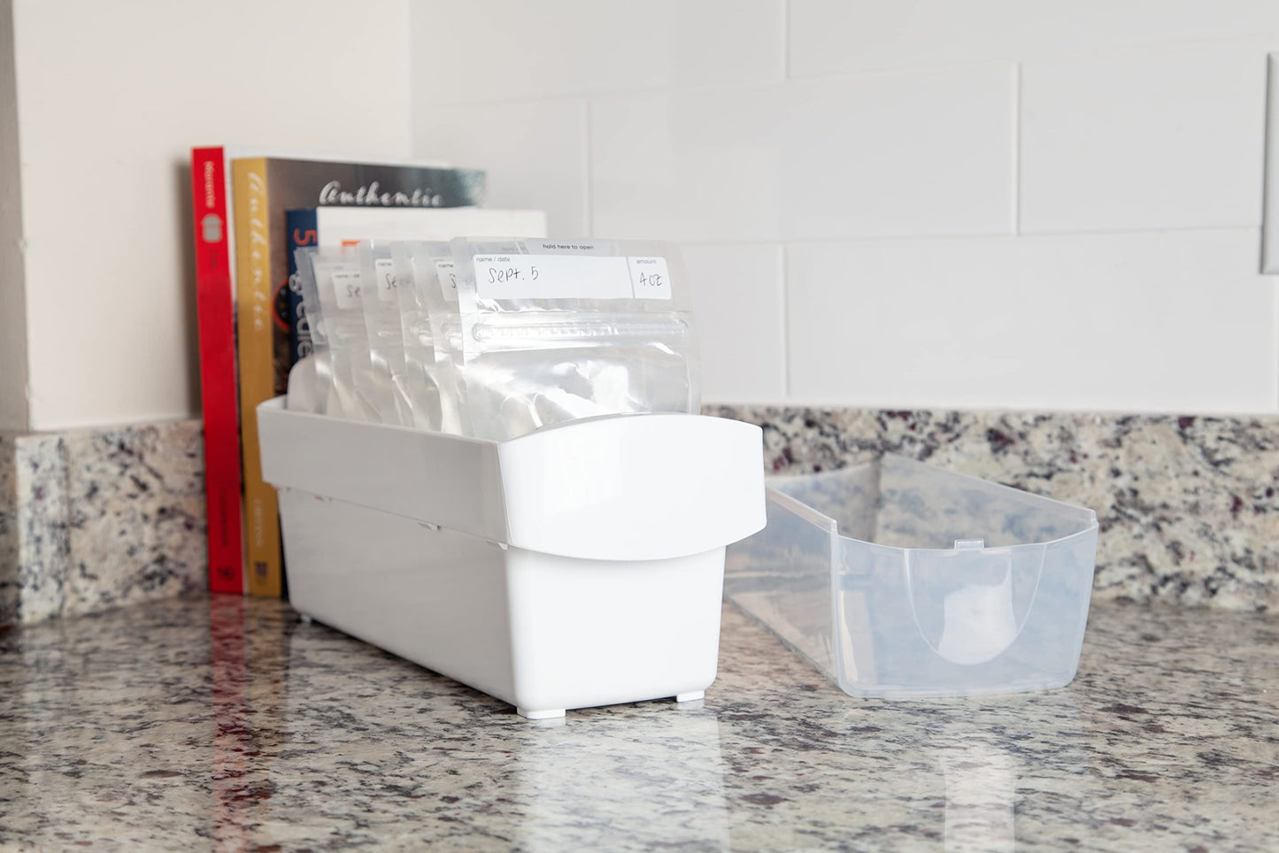 Organizador de Almacenamiento The First Years Blanco para Congelador de Leche Materna, Capacidad para 10 Bolsas, Esencial para Lactancia Materna