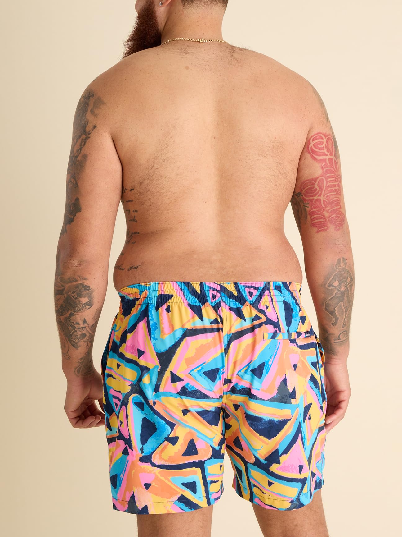 Chubbies Bañadores para hombre – Bañadores para hombre con elasticidad en 4 direcciones, pantalones cortos de playa de 5.5” con cintura elástica, cordón ajustable, forro de malla, UPF 50+ (Nachos expl