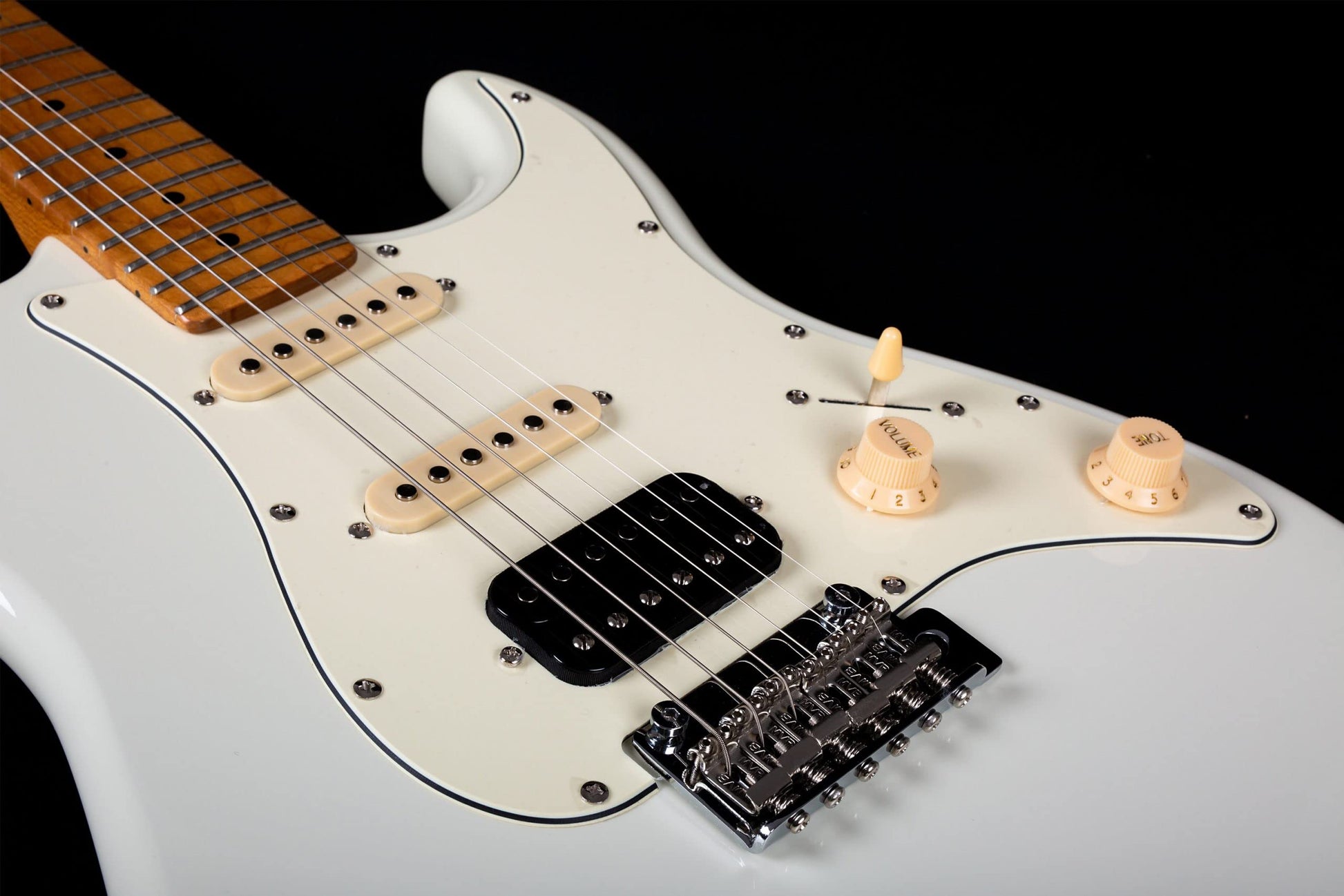 Jet Guitars JS400 OW Strat Guitarra, Pastillas HSS Alnico, cuerpo de tilo sólido, 22 trastes cuello de arce tostado, trémolo de 2 puntos