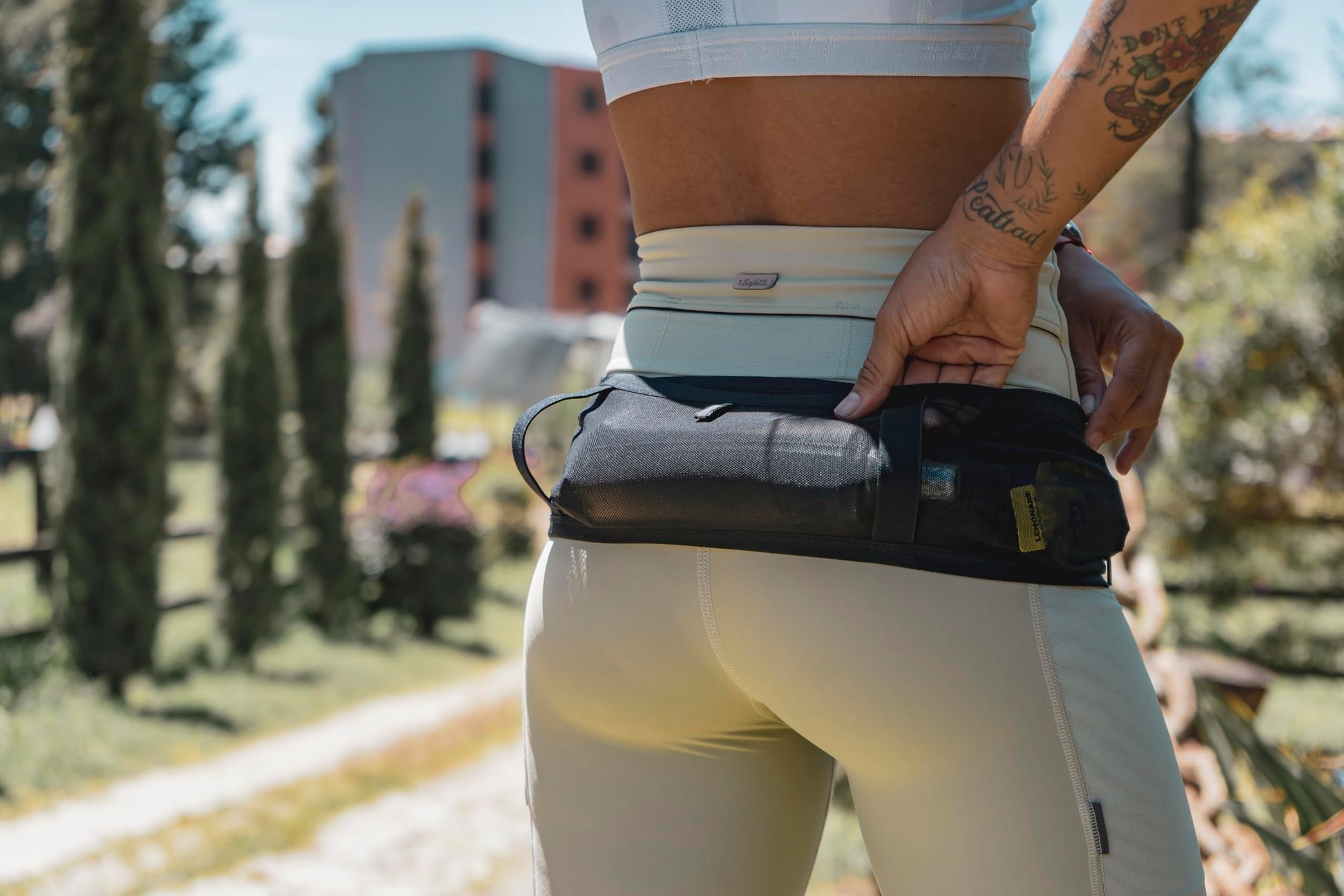 Cangurera Deportiva, Bolsa Deportiva con Cinturón Elástico y Bolsillos de Auricular y Llaves, Riñoneras Deportivas de Hombres y Mujeres para Correr (Medium)