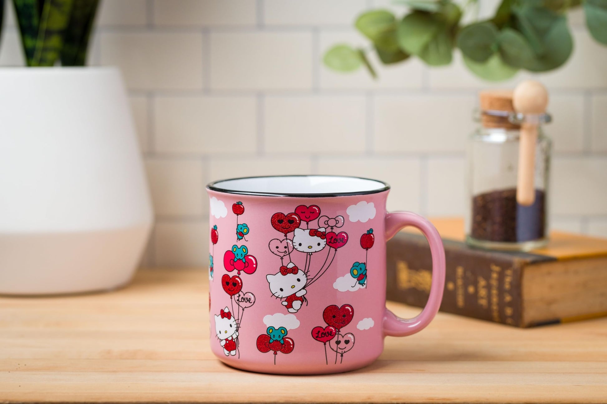 Taza de Cerámica Silver Buffalo Sanrio Hello Kitty rojo y rosa patrón de purpurina 20 onzas