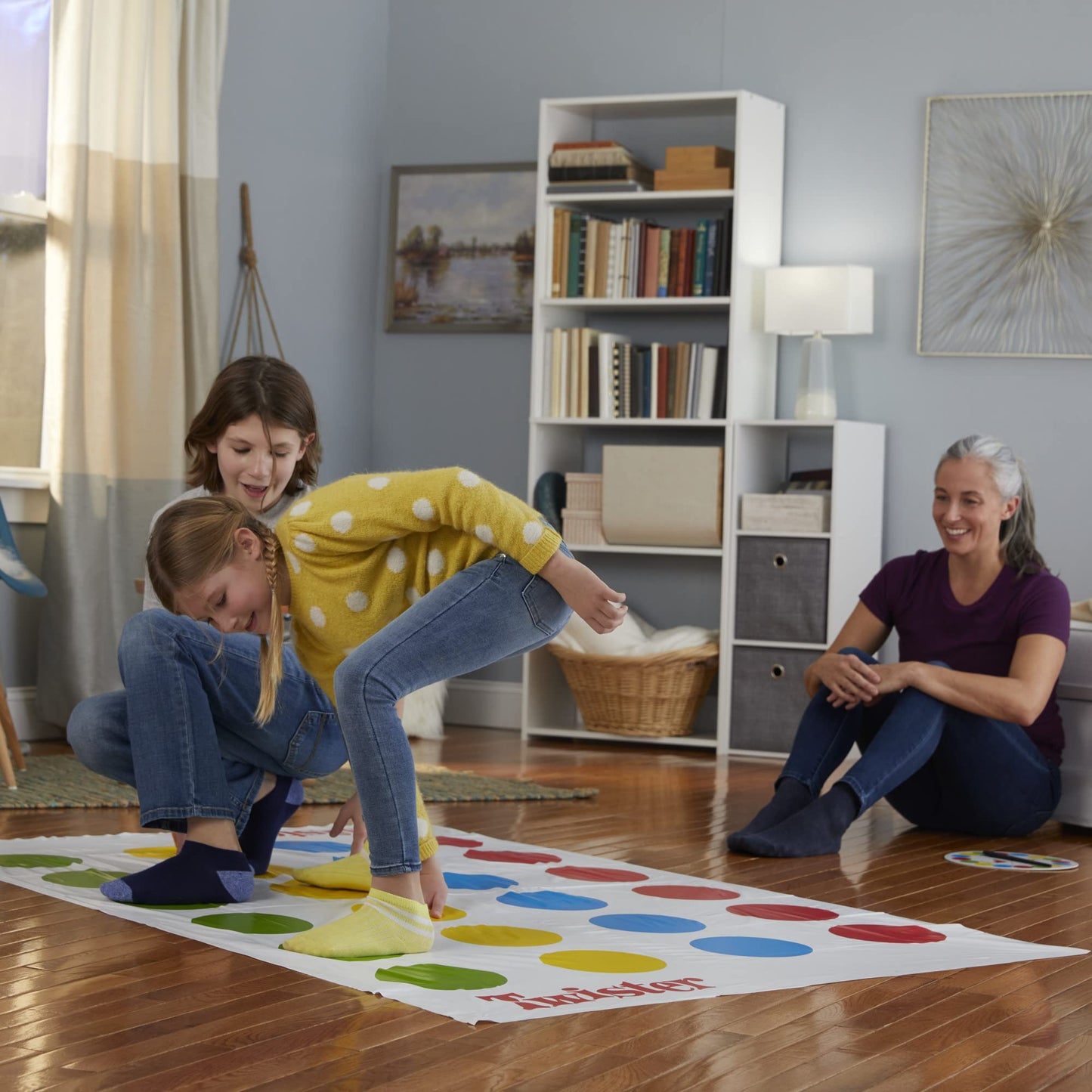Hasbro Twister - Juego de Mesa clásico para 2 o más Jugadores, Juego de Interior y Exterior para niños de 6 años en adelante, el Embalaje Puede Variar