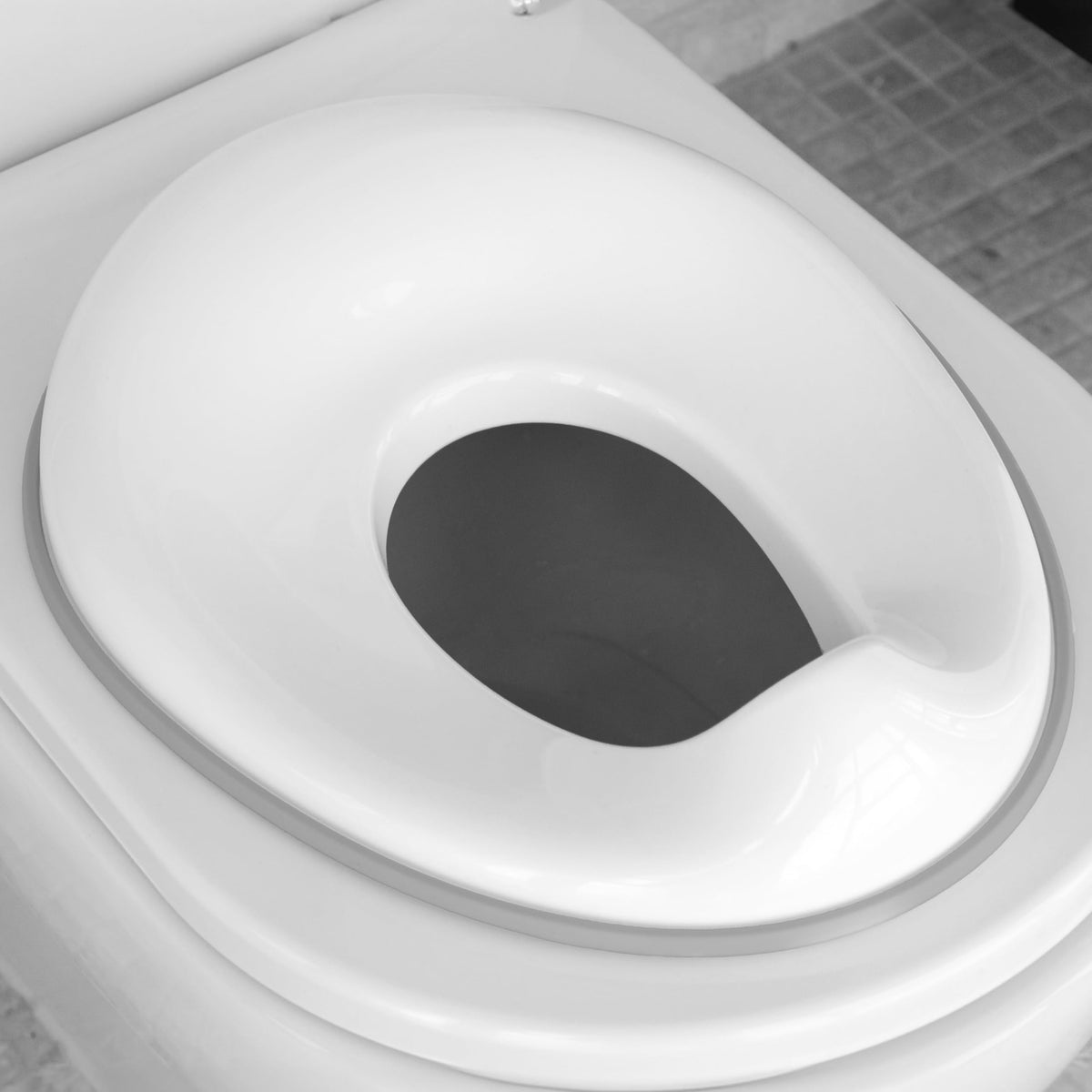 Jool - Asiento de entrenamiento para bebé para niños y niñas, se adapta a inodoros redondos y ovalados, antideslizante con protector contra salpicaduras, incluye gancho de almacenamiento gratuito