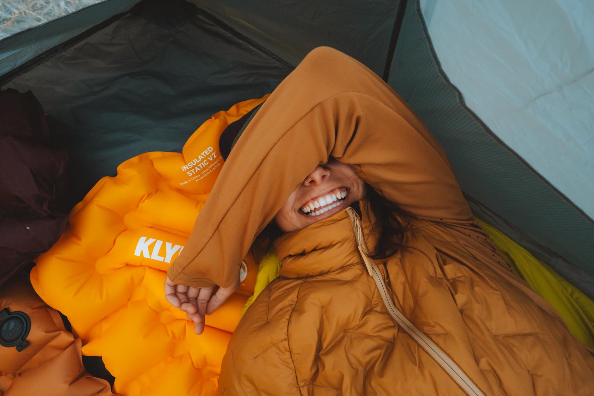 Klymit - Almohadilla de Dormir Inflable con Aislamiento estático V2, Comodidad Mejorada, portátil, Ultraligera, fácil de inflar, Cama de Aire Plegable para Camping, mochilero y Senderismo, azafrán