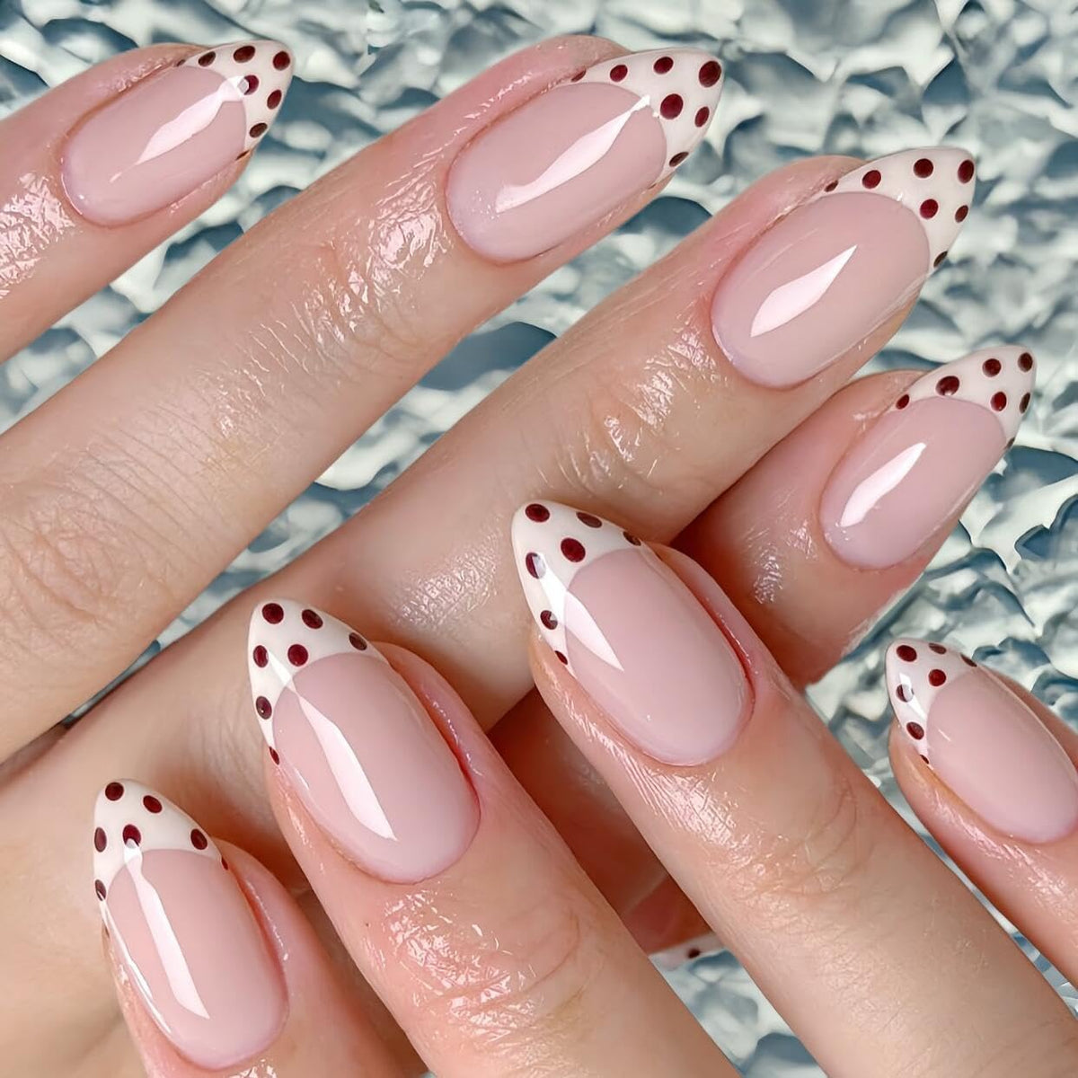 SXVME Uñas postizas con punta francesa en blanco lechoso, almendra, lunares medianos, diseño de lunares marrones, reutilizables, con pegamento de gel suave para mujer (24 unidades)