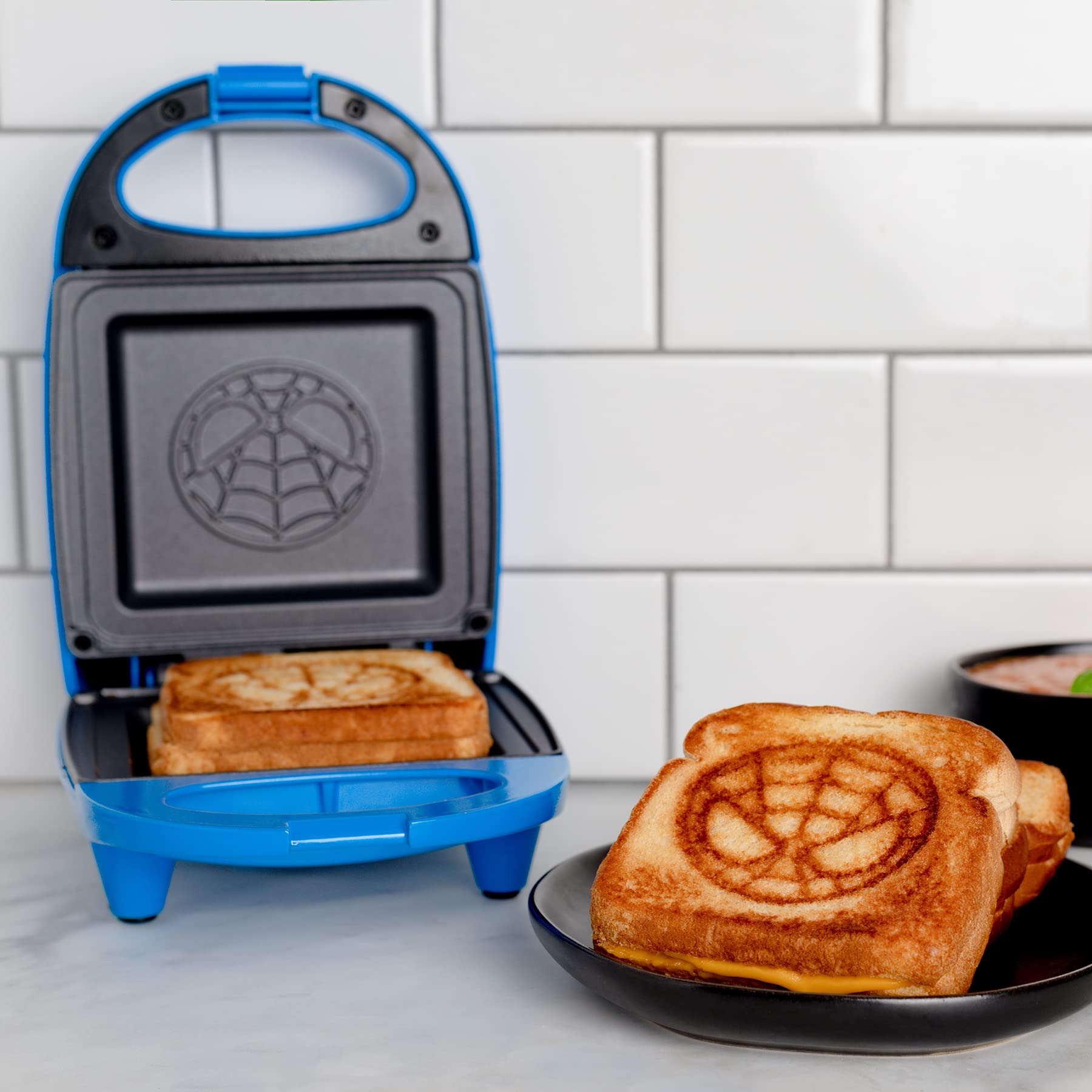 Sandwichera Uncanny Brands Marvel Spider-Man Electrodoméstico de Cocina