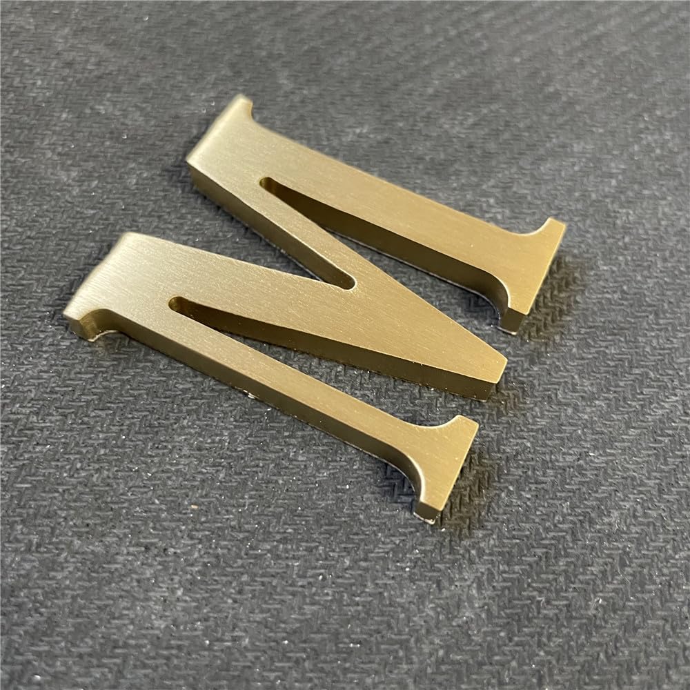 Calcomanía de pared autoadhesiva de latón macizo de 4,5 cm de altura, 4,5 cm, números de dirección de casa, nombre de estudio, combinación de bricolaje para pared y decoración del hogar (letra M)
