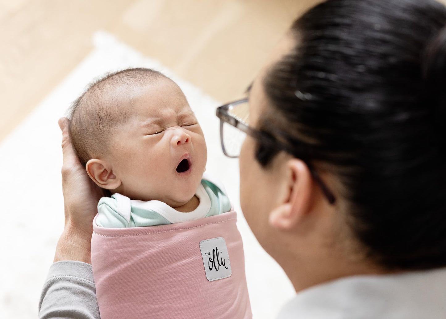 The Ollie Swaddle - Envolvente ajustable para recién nacidos | Aprobado por pediatra para un sueño seguro | Fácil cierre | Armos fuera | Ligero, lavable a máquina | Fácil acceso al pañal