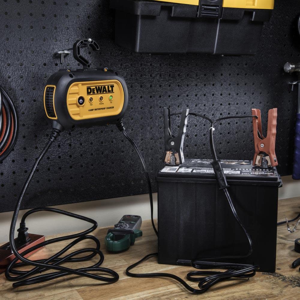 DEWALT DXAEWPC4 - Cargador de batería totalmente automático de 4 amperios y 12 V impermeable con abrazaderas de cable