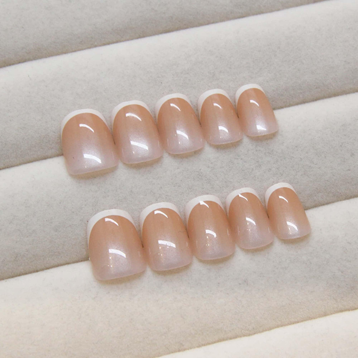 CLYHLTMZ Uñas postizas cuadradas cortas con diseño de San Valentín, 24 unidades, brillantes, con diseños blancos, cobertura total, acrílicas, reutilizables, con adhesivo, para mujer, tiras de gel.