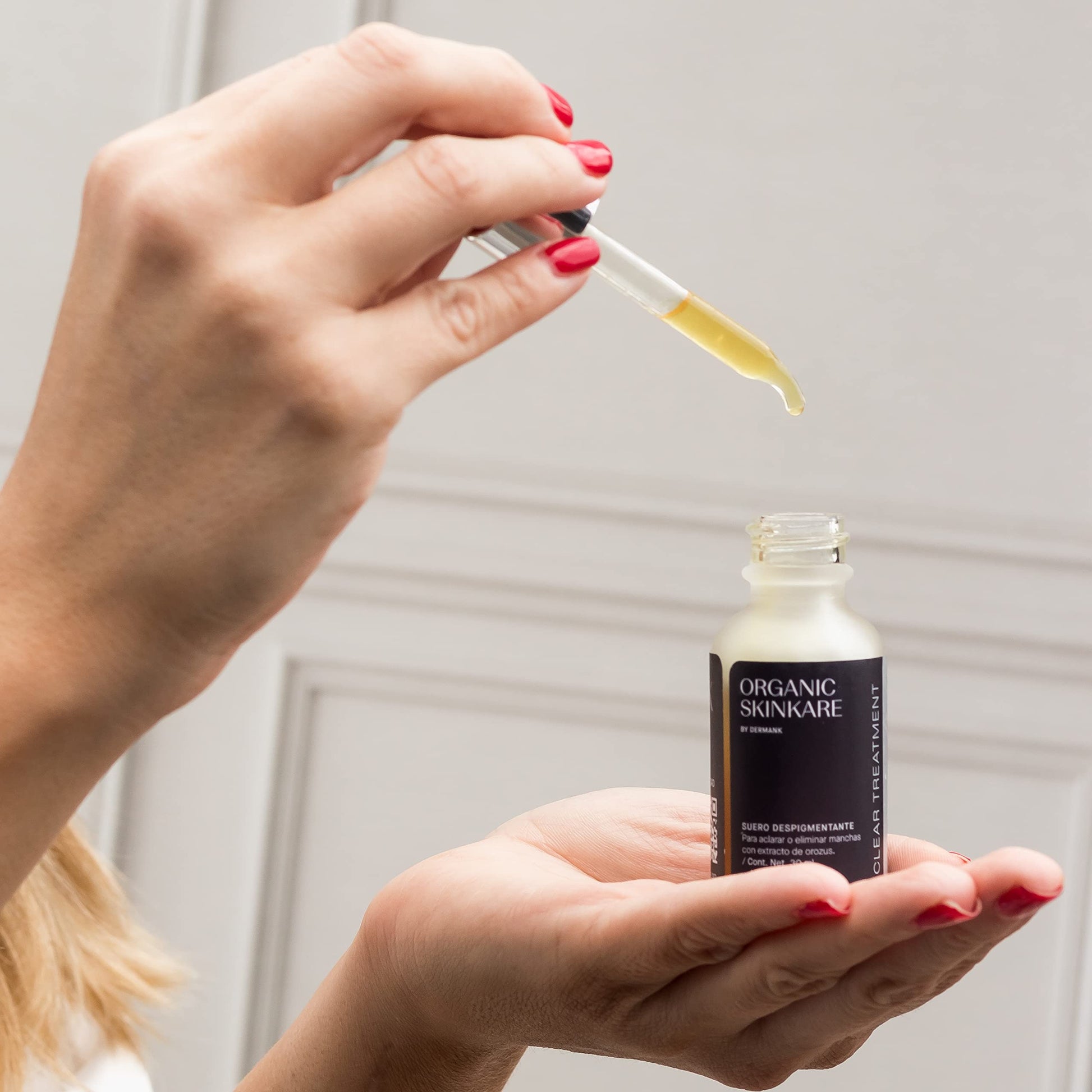 ORGANIC SKINKARE BY DERMANK Suero Despigmentante Facial | Reduce Manchas Oscuras y Unifica el Tono | Tratamiento Orgánico para Daño Solar, Acné y Cicatrices | Suero contra manchas en la piel- 30 ml | Facial Clear Treatment Skincare