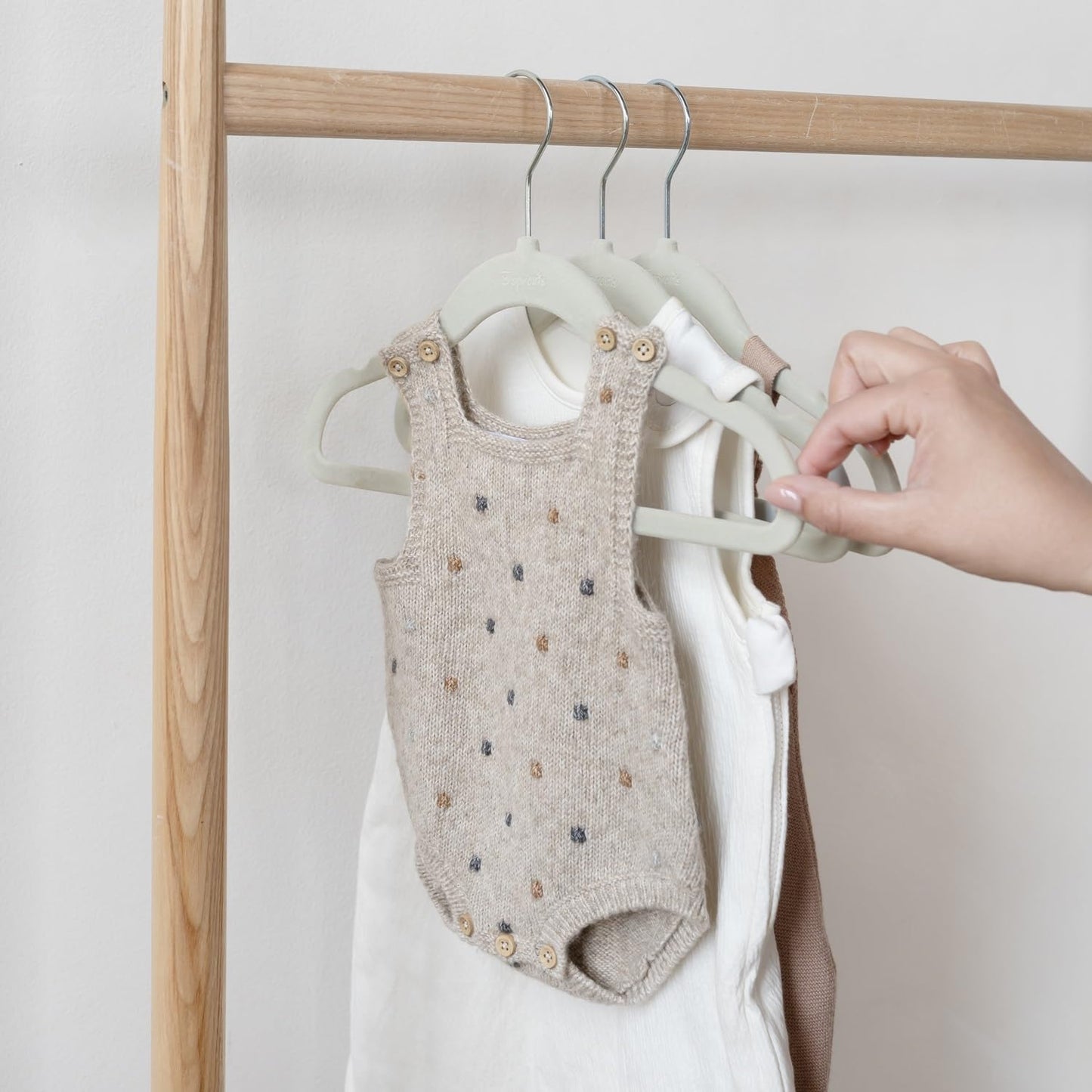 3 perchas de terciopelo para bebé, antideslizantes, para bebés y niños pequeños, perchas delgadas de terciopelo para niños y bebés, 5 unidades, color verde