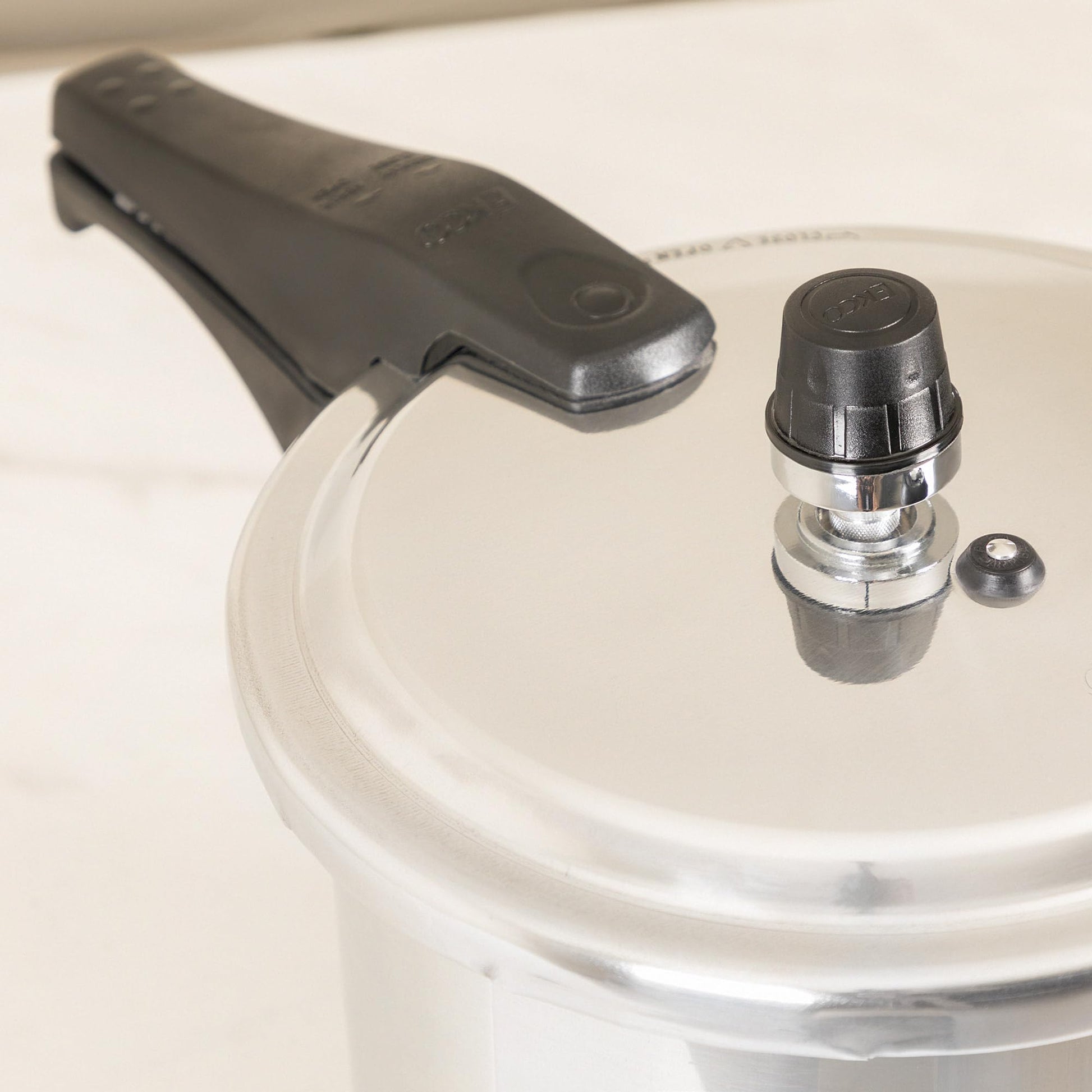 Olla Express Ekco Aluminio 6 Litros con Sistemas de Seguridad