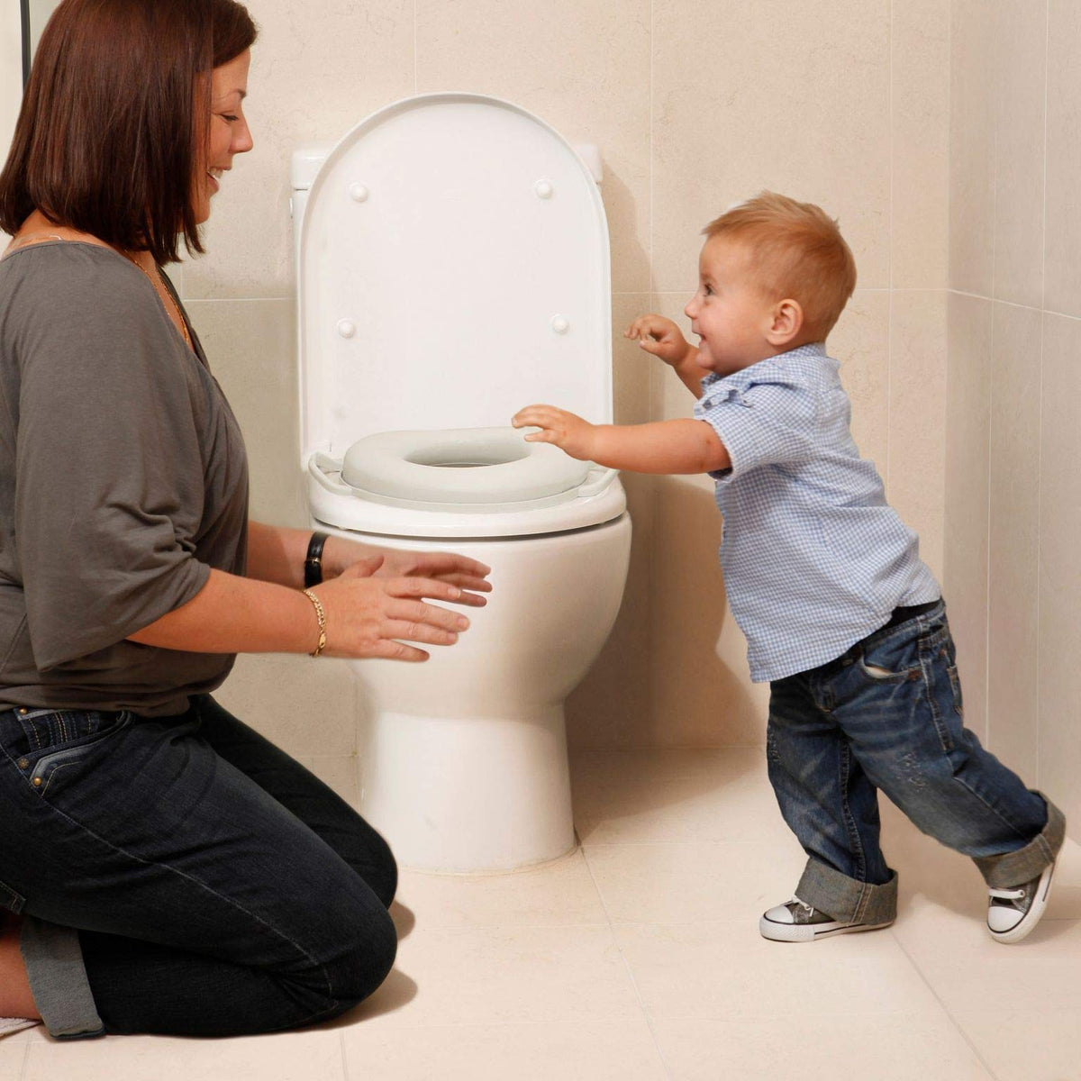 Dreambaby Asiento de baño entrenador para niños, acolchado, con asas de fácil agarre, tamaño estándar, color blanco