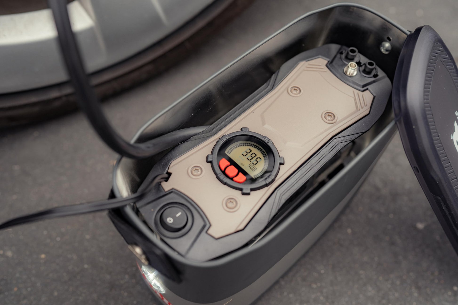 VIAIR Digital EVC75P - Inflador de neumáticos portátil para automóvil, SUV y camión, función de apagado automático preestablecida | Bomba de neumáticos de carretera de 12 V 100 PSI