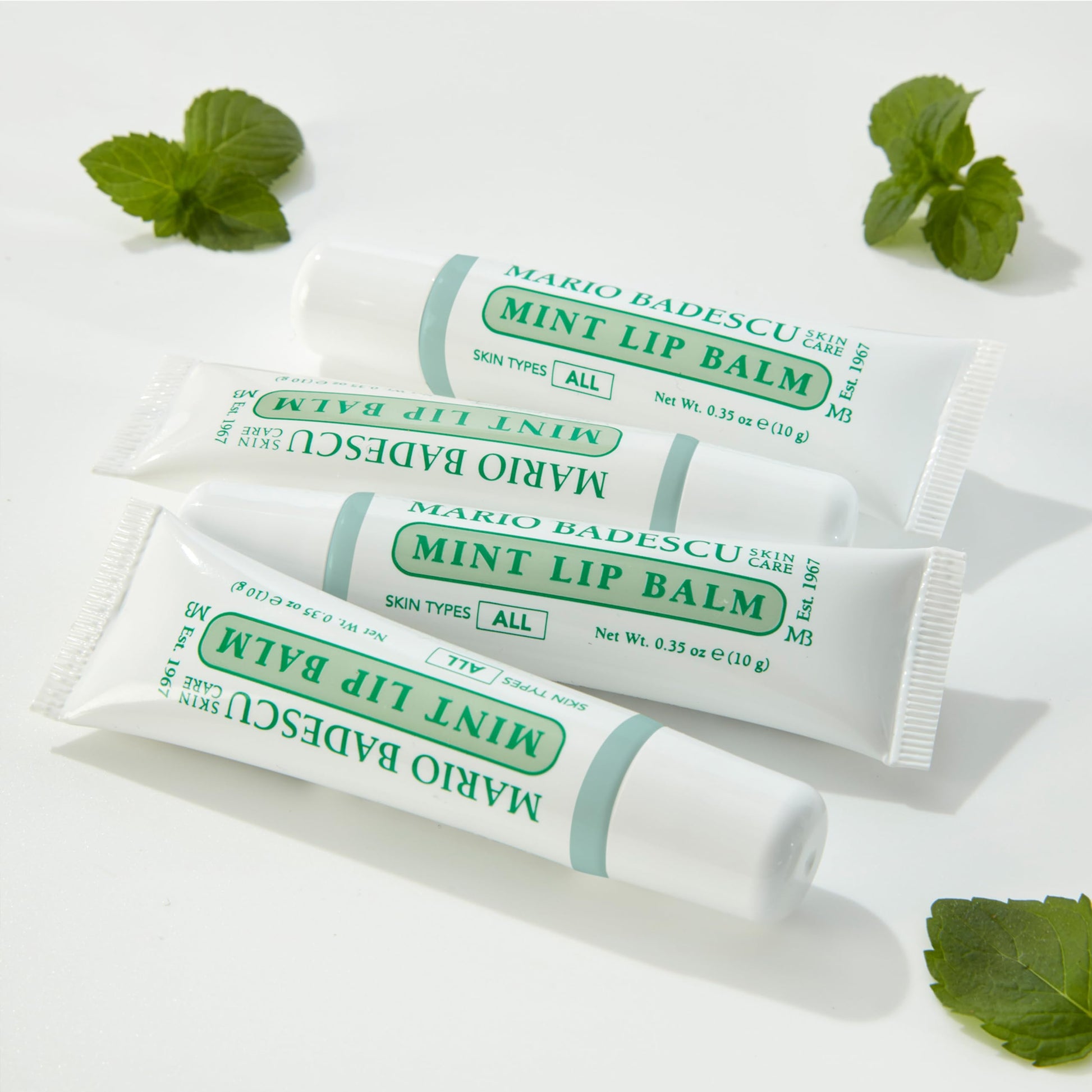 Mario Badescu Bálsamo labial hidratante de menta para labios secos y agrietados, infundido con aceite de coco y manteca de karité, cuidado ultra nutritivo para una sensación suave, tersa y flexible, 10 gr