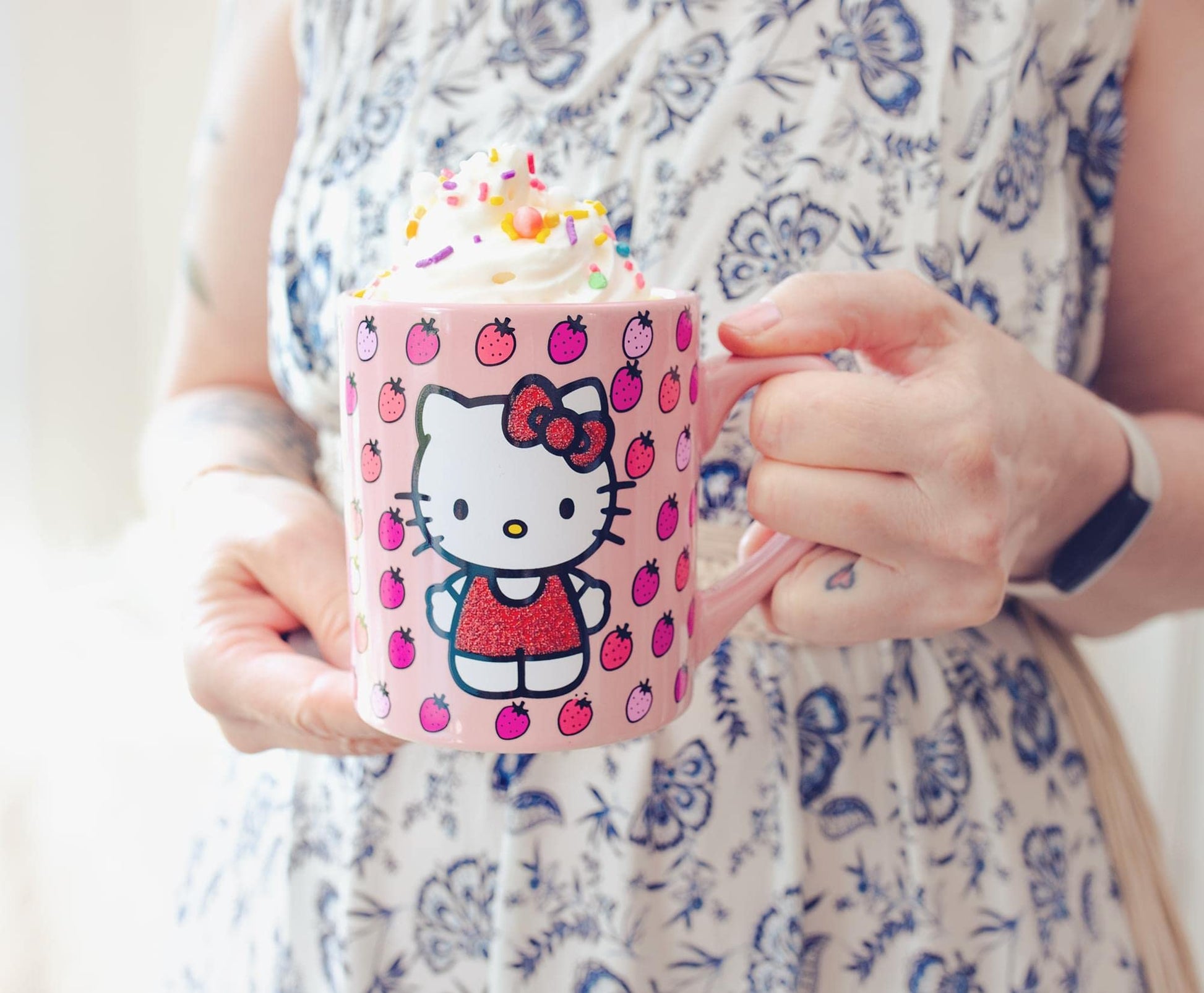 Taza de Cerámica Silver Buffalo rosa con Purpurina Hello Kitty