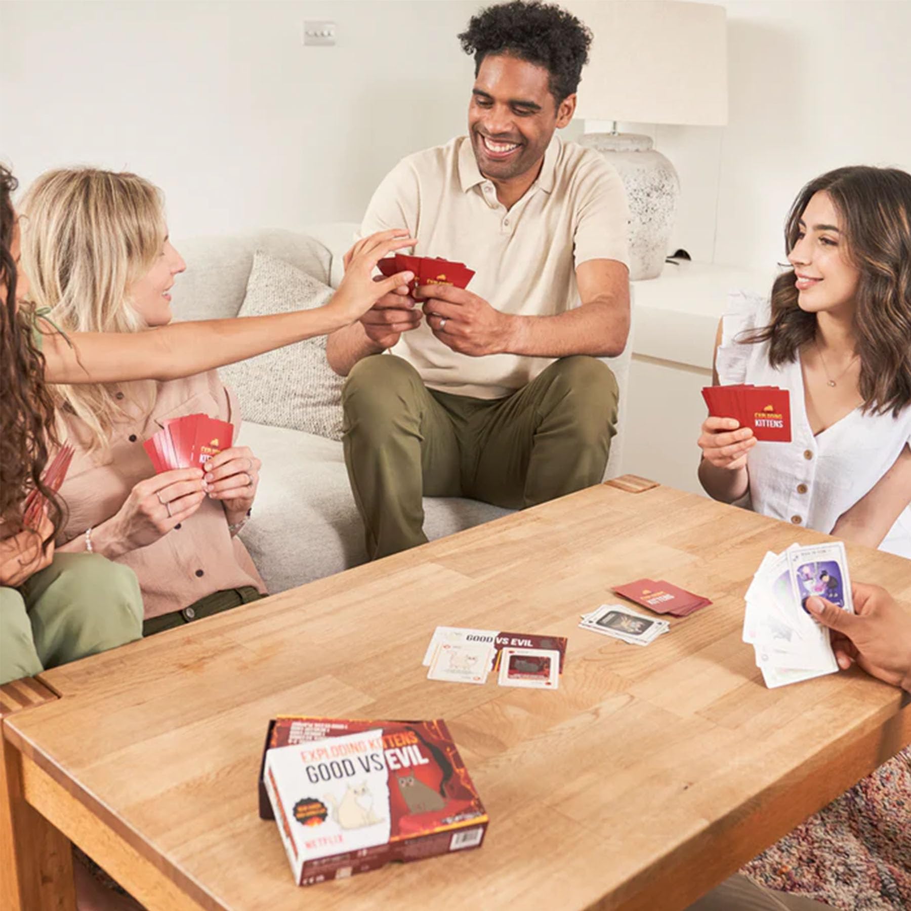Exploding Kittens Bien Vs Mal - Gatos Explosivos en español/Edad Recomendada 7+/ Regalo para niños/para Todas Las Edades/Juego de Estrategia/Juego Tipo Party y Familiar
