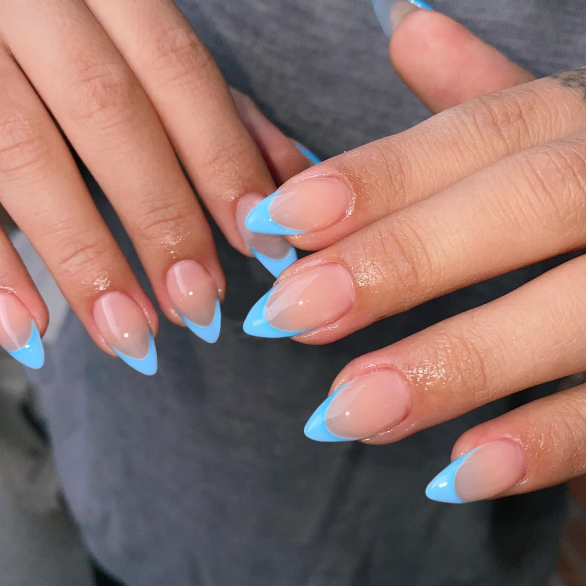 SXVME 30 Uds Azul Cielo Francés Punta Prensa En Uñas de Almendra Corta Prensa Ons, Uñas Falsas Cortas En Forma de Almendra Uñas Acrílicas Pegamento Francés En Uñas Uñas Falsas Cortas para Mujeres, Uña