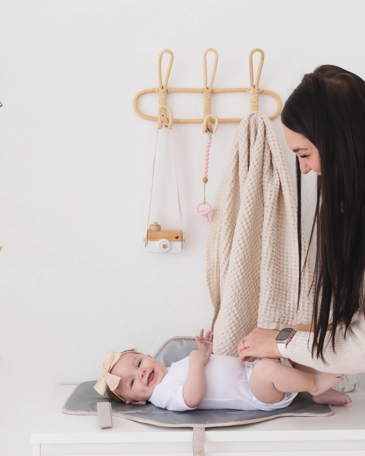 Lily Miles - Cambiador portátil para bebé, cambiador de pañales con cierres magnéticos, almohadilla de viaje para bolsa de pañales, esencial para bebé, tapete lavable e impermeable (arena suave