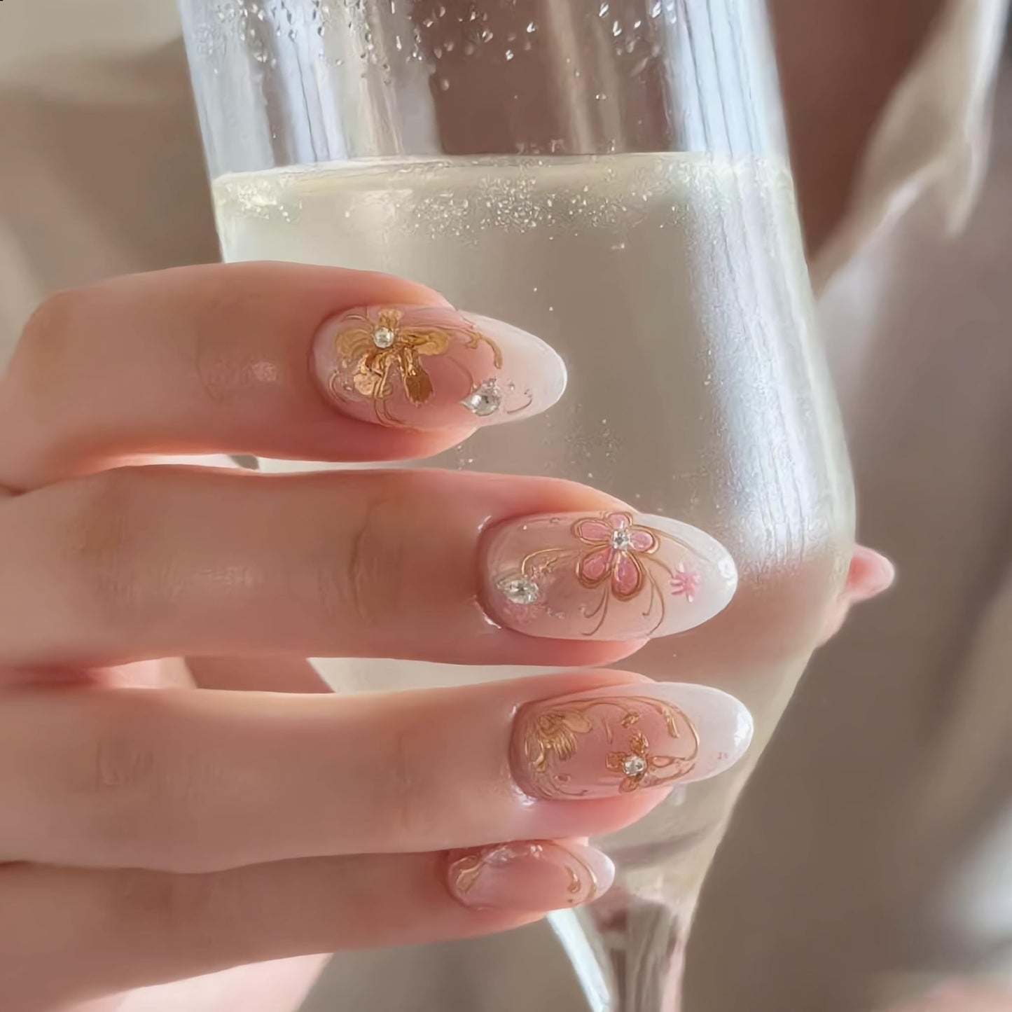 IEORGYIG Uñas postizas de presión con diseño de flores rosas doradas, reutilizables, con pestañas adhesivas - Kit de manicura de 24 piezas para mujeres y niñas