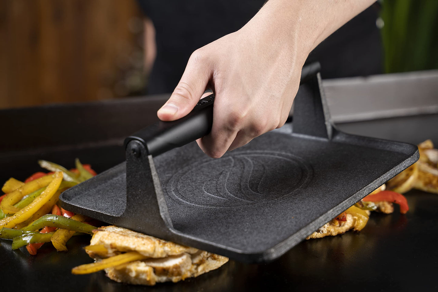 Blackstone 5554 Prensa de parrilla de hierro fundido presazonada XL base extra ancha para carne, hamburguesa, tocino, filete, salchicha mango resistente al calor, 10 x 10 x 4 pulgadas (cuadrado), negro